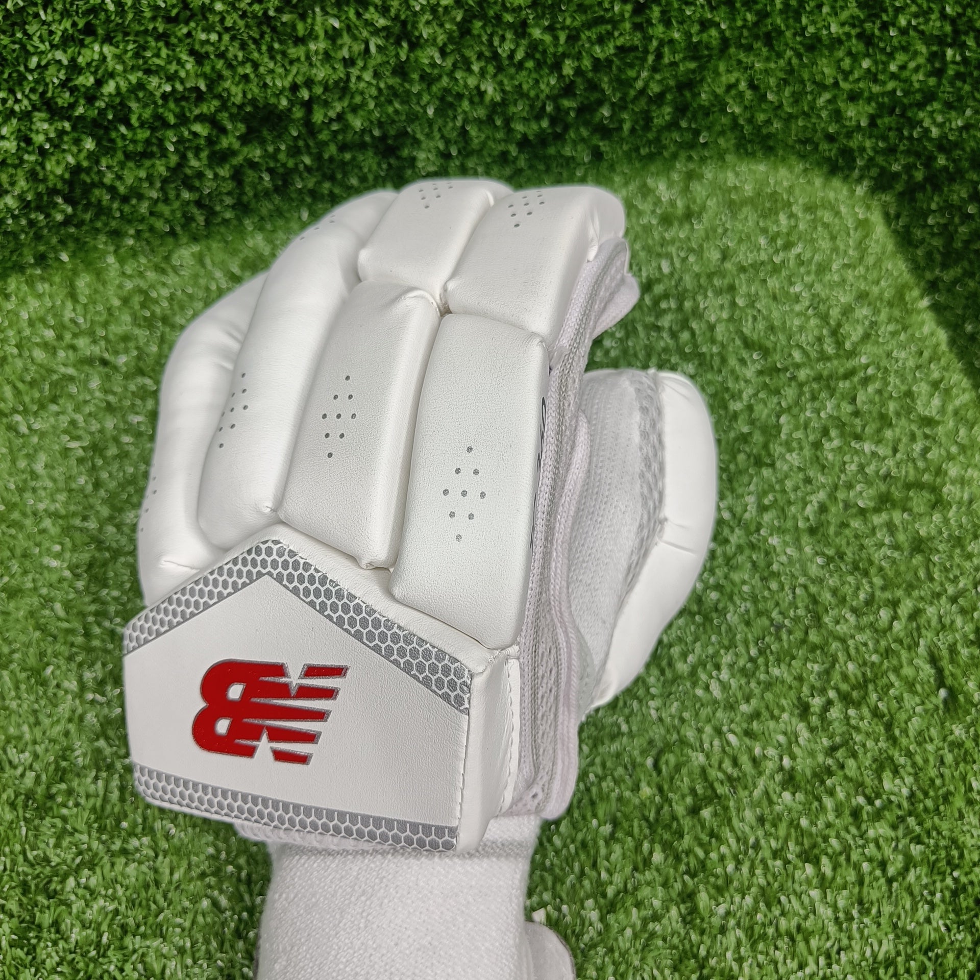 New Balance TC 360 Junior/Youth Cricket Batting Gloves - Lightweight Protective Gear for Young Players - Perfect for Practice & Matches