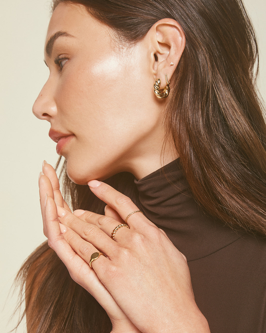 Crew Link Single Huggie Earrings - Minimalist Gold Hoop Earrings for Women - Perfect for Everyday Wear & Special Occasions