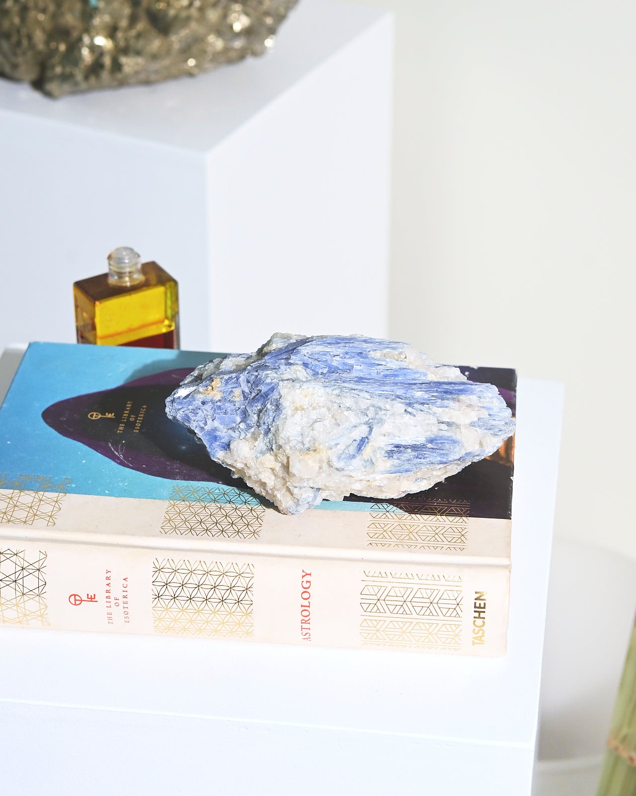 LG Blue Kyanite Natural Stone - 2.6lbs Raw Crystal for Healing, Meditation & Energy Work | Perfect for Reiki, Chakra Balancing & Home Decor