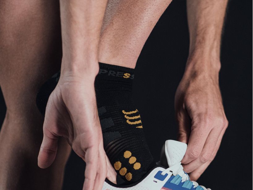 COMPRESSPORT Unisex Pro Racing Socks V3.0 - Performance Running Socks for Men & Women, Low Cut, Breathable & Cushioned, Black Edition 2022 - Ideal for Marathon, Trail Running & Triathlon Training