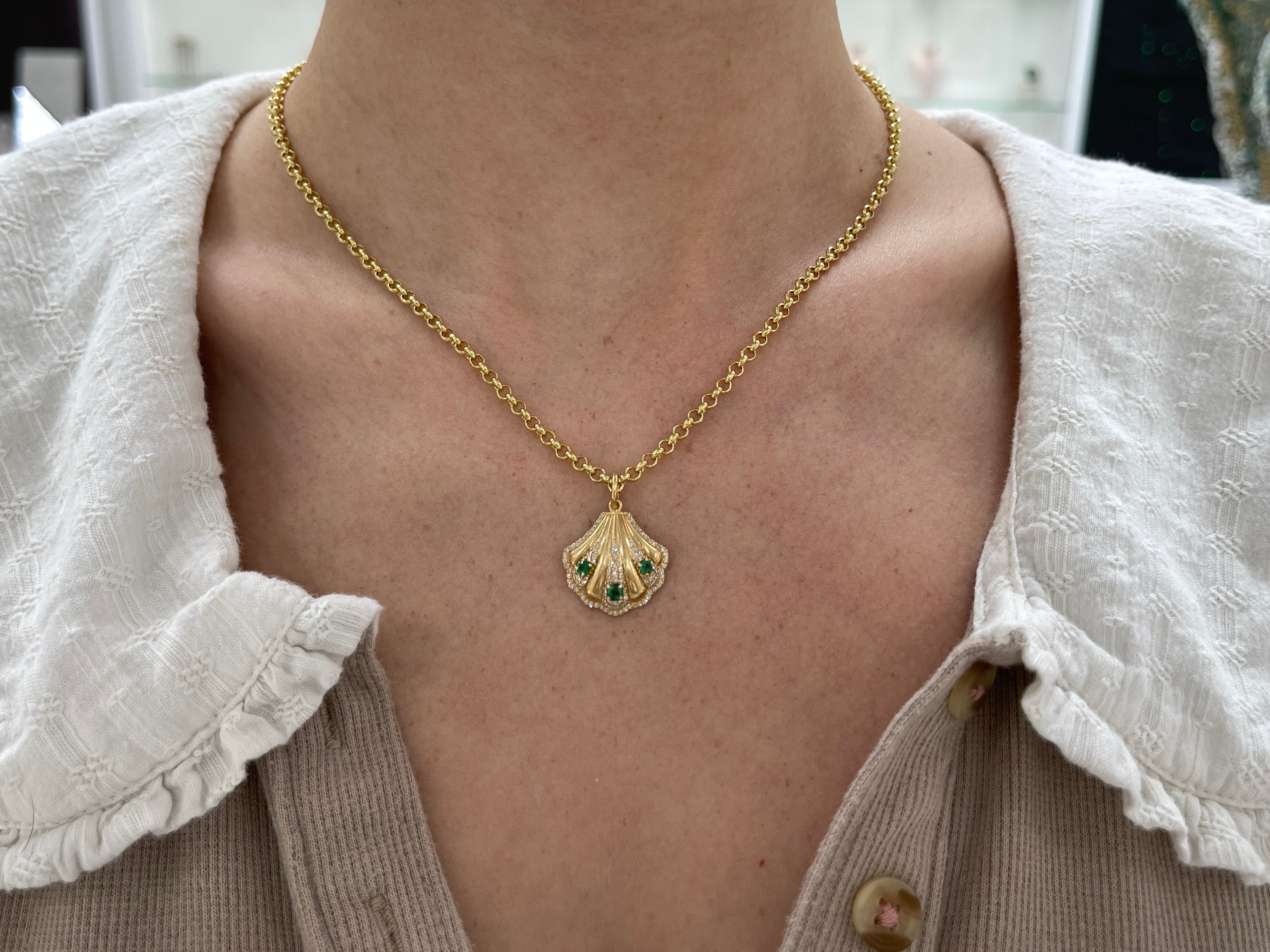 0.63tcw 14K Gold Diamond & Emerald Seashell Pendant Necklace - Elegant Beach Jewelry for Women, Perfect for Summer Vacations & Ocean-Themed Gifts