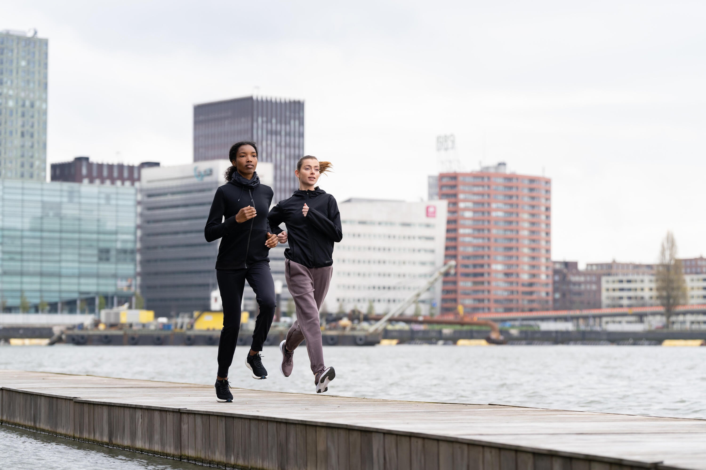 Kiprun Women's Run 100 Windproof Running Jacket - Lightweight Water-Resistant Trail Running Coat for Outdoor Jogging & Hiking - Perfect for Cold Weather Training & Mountain Adventures