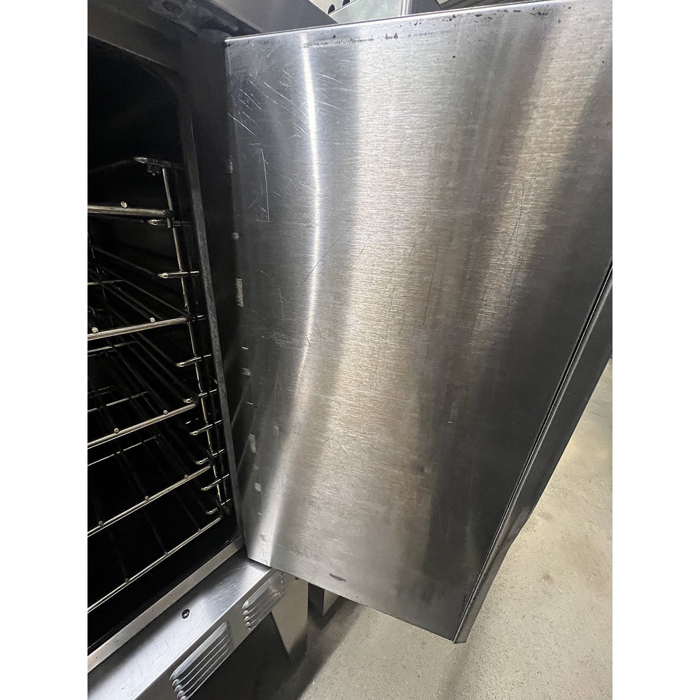 Garland SUMG 100 Single Deck Full Size Commercial Natural Gas Convection Oven - Perfect for Restaurants, Bakeries & Catering Businesses