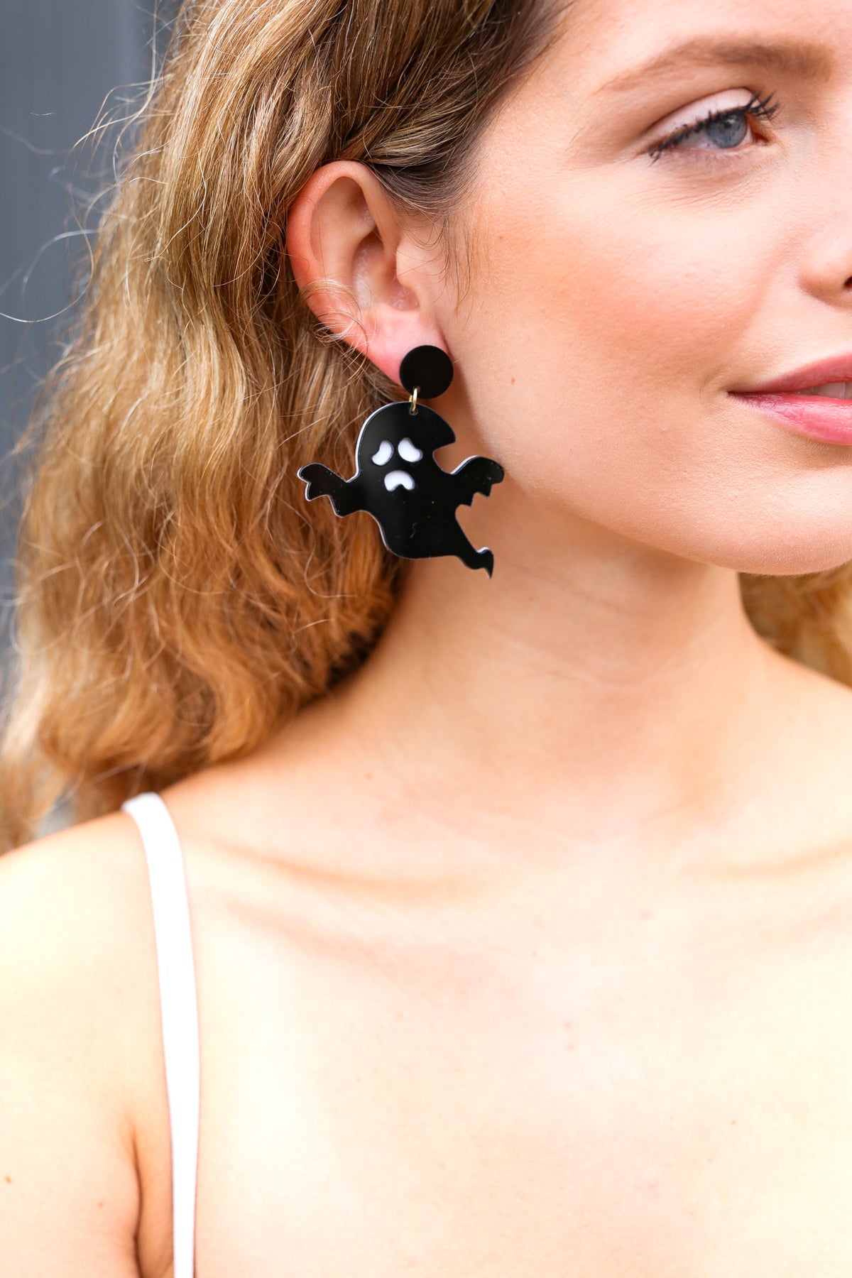 Spooky Halloween Black Ghost Acrylic Dangle Earrings for Women - Gothic Ghost Jewelry for Costume Parties & Haunted House Events