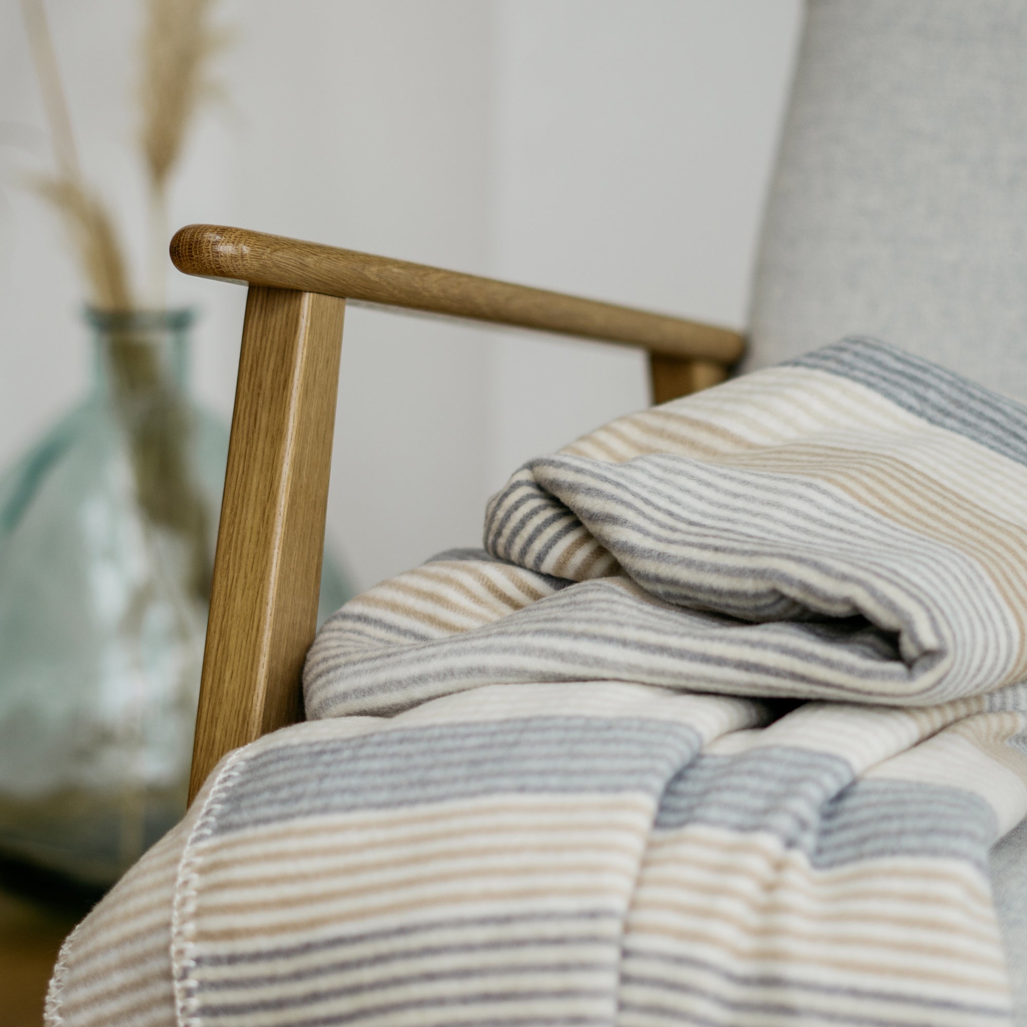 Ibena Almada Premium Soft Luxury Blanket - Beige & Grey - Cozy Throw for Bed, Sofa, and Travel - Ultra-Plush & Warm Fleece Blanket for Home Decor, Gifts, and Relaxation