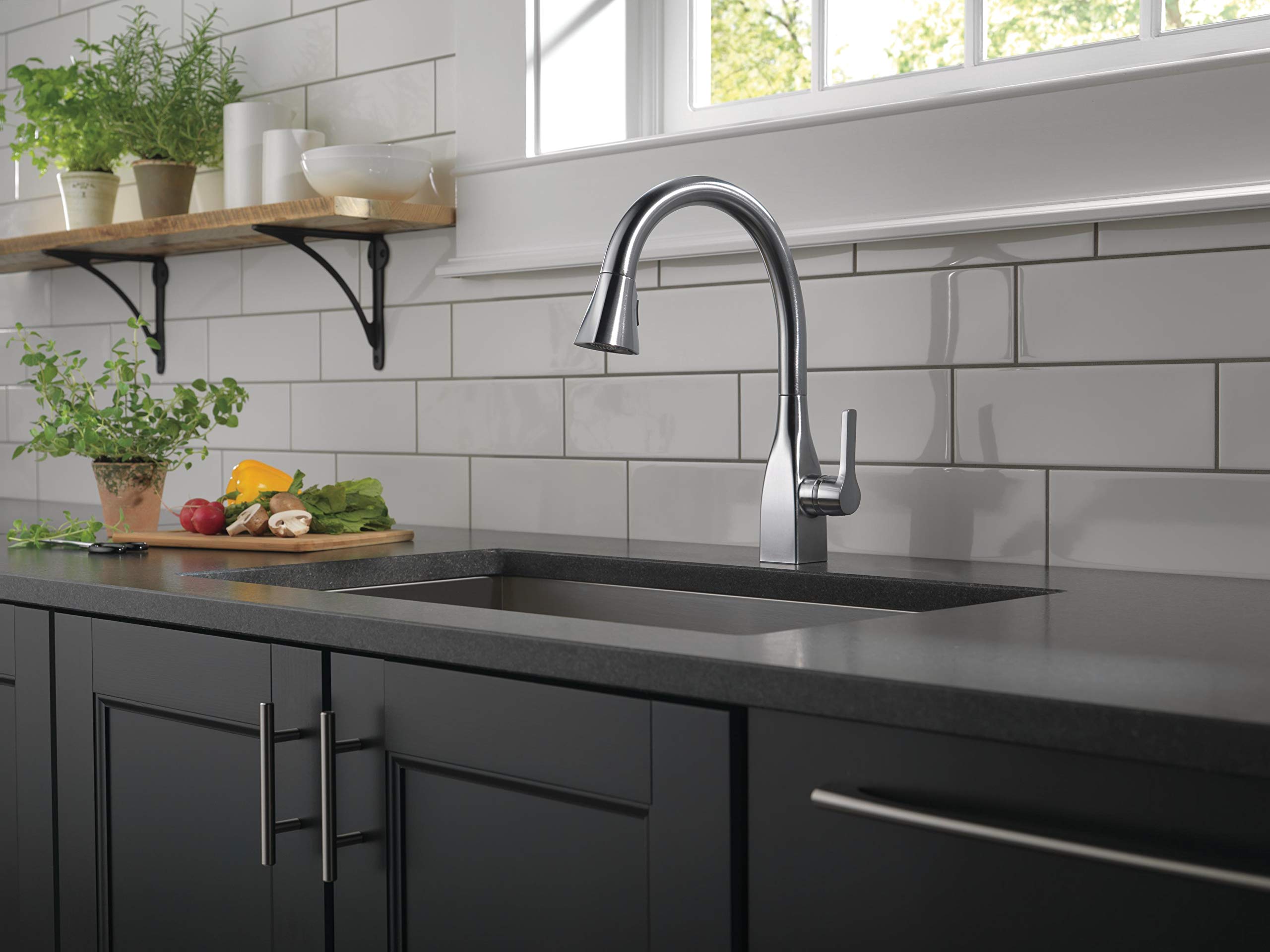 Delta Mateo Brushed Nickel Kitchen Faucet with Pull Down Sprayer - Magnetic Docking Spray Head, Arctic Stainless 9183-AR-DST - Perfect for Modern Kitchens & Food Prep Stations