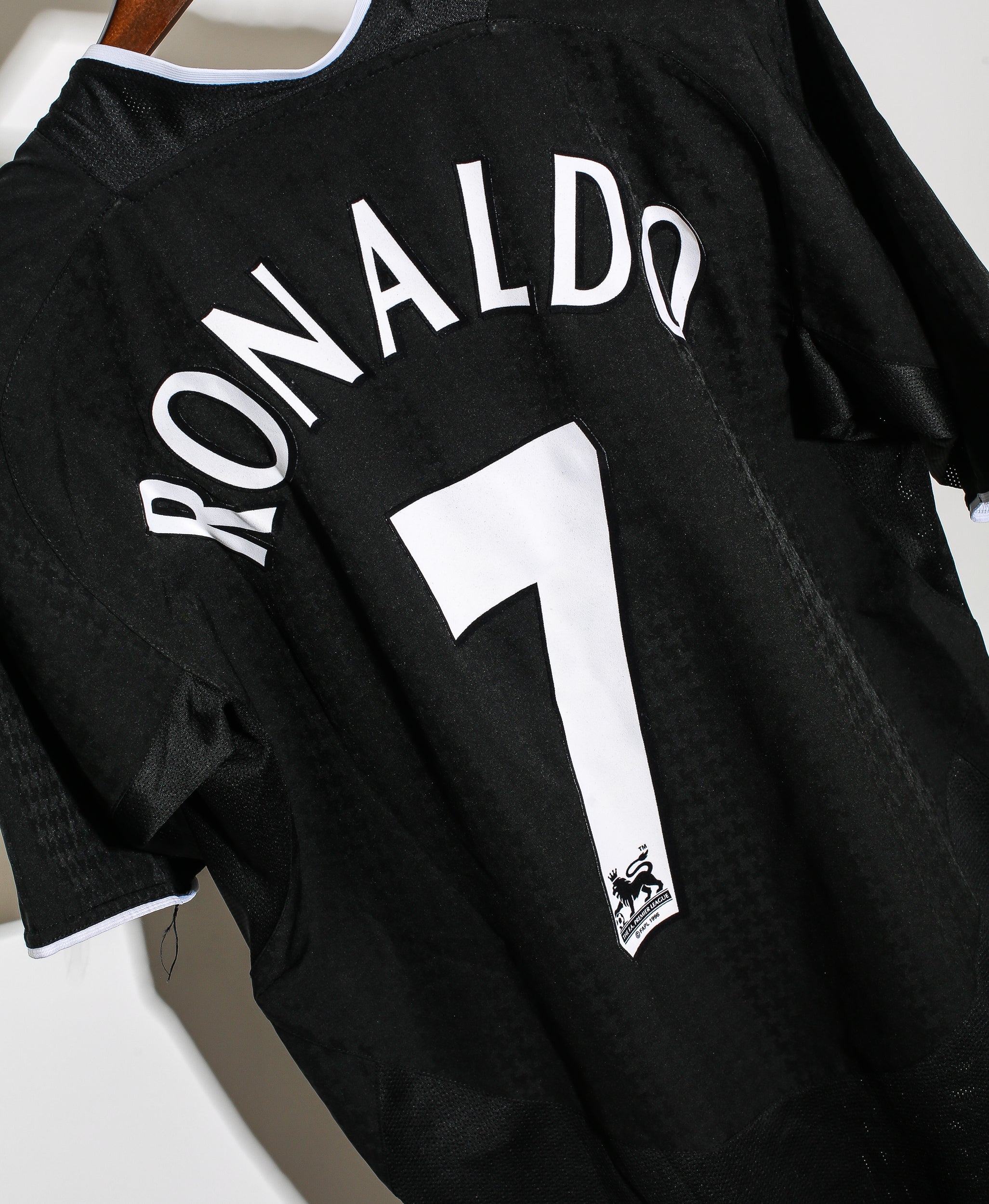 2004 Manchester United Away Jersey #7 Cristiano Ronaldo - Authentic Soccer Shirt for Fans & Collectors - Perfect for Match Days, Cosplay & Sports Memorabilia Display