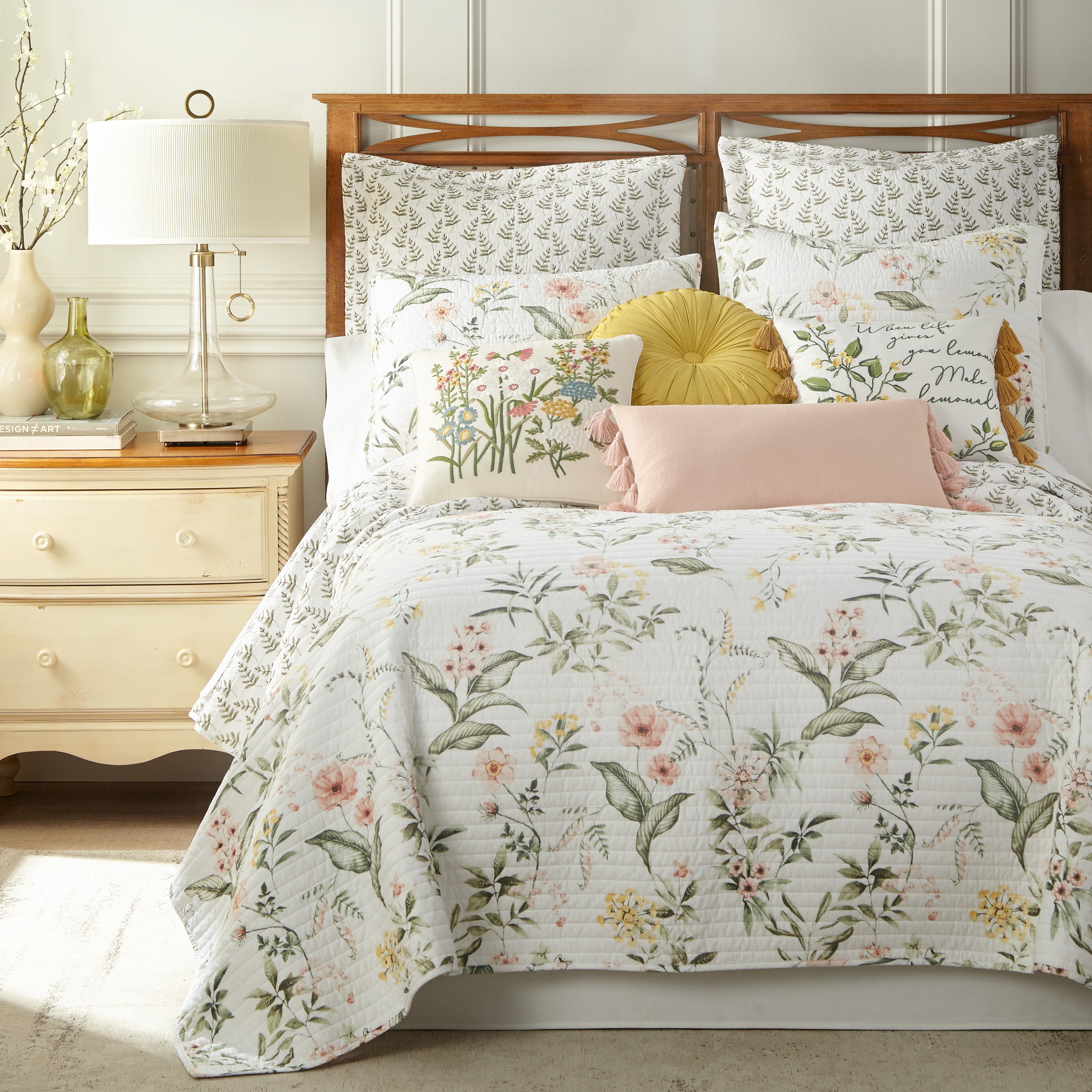 Viviana Luxury Quilt Set - Queen Size, Ultra Soft Bedding Comforter with Pillow Shams - Perfect for Cozy Bedrooms & Guest Rooms