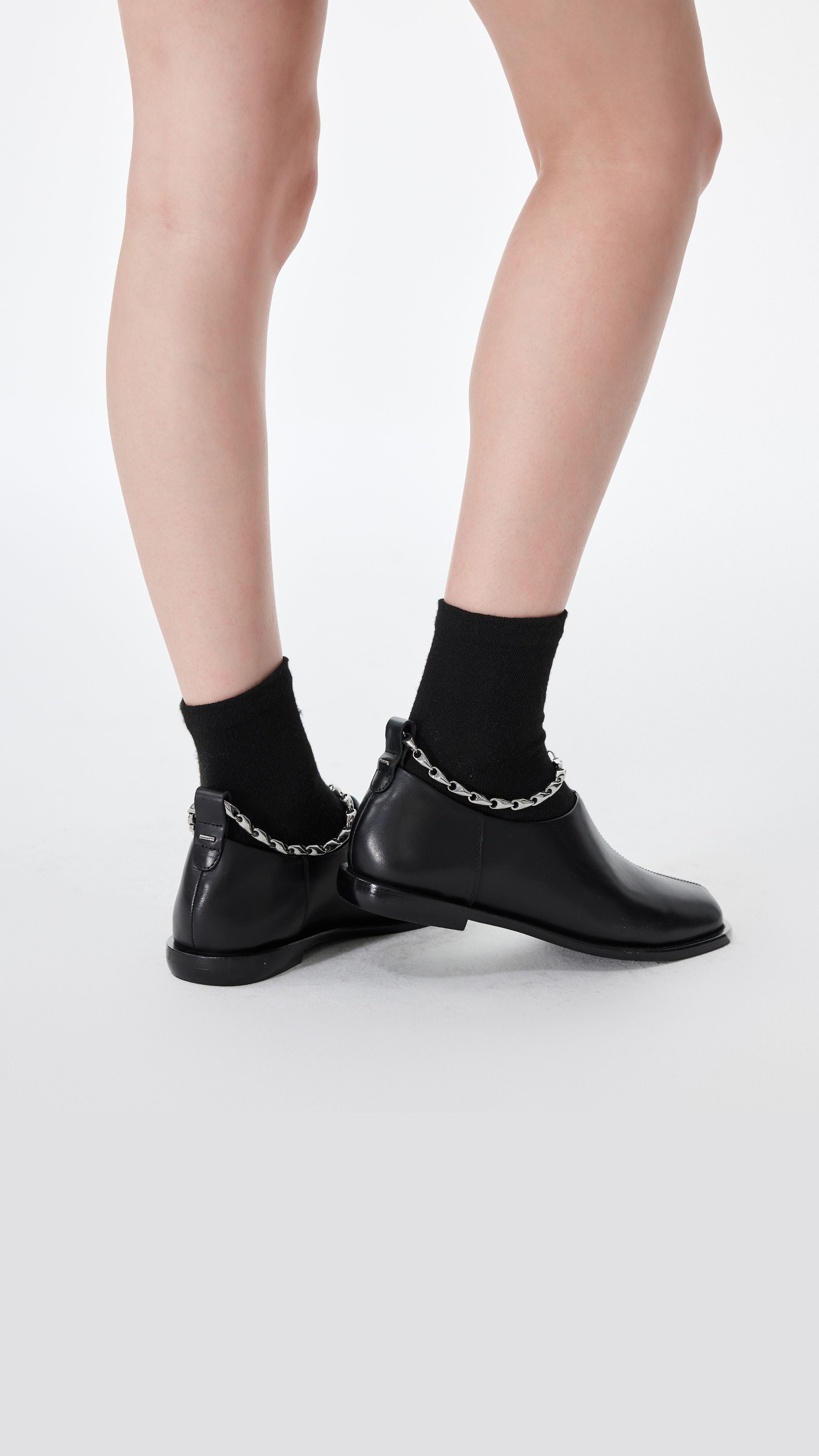 Stylish Leather Chain Flat Shoes for Women - Comfortable & Trendy Loafers for Casual Outings, Office Wear & Everyday Fashion