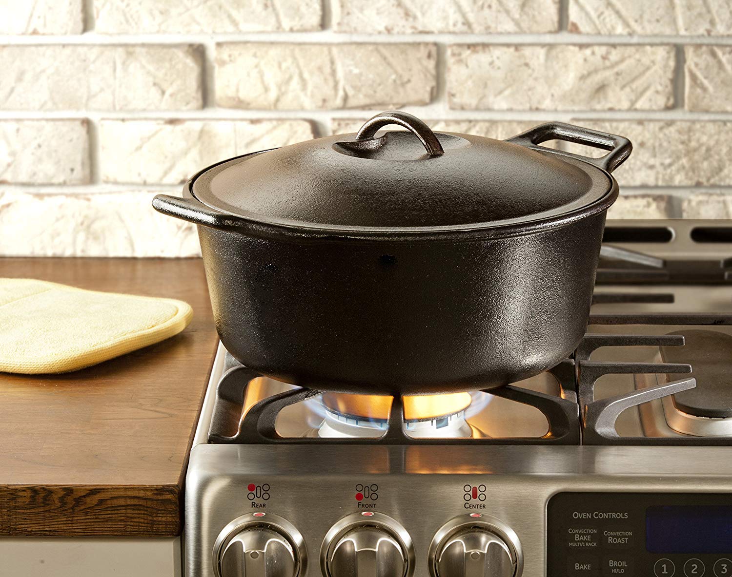 Lodge BOLD Exclusive 7-Quart Premium Pre-Seasoned Cast Iron Dutch Oven with Lid - Heavy Duty Dual Handles for Oven, Stove, Grill & Campfire Cooking - Perfect for Baking, Stewing, Roasting & Outdoor Camping - Black