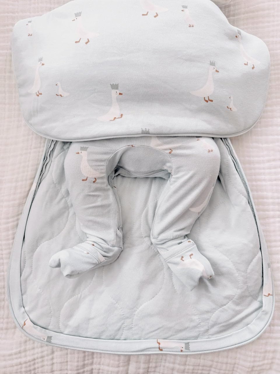 GUNAMUNA Baby Swaddle Sleep Sack - Unisex Wearable Blanket with Easy Diaper Zipper, 2.6 TOG for Newborn to 3 Months - Perfect for Airplane Travel & Nursery Sleep