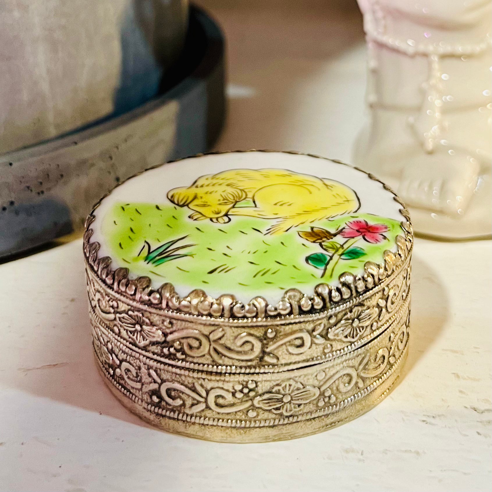Antique Chinese Porcelain Dog Trinket Box - Hand-Painted Collectible Decorative Storage for Jewelry, Coins & Keepsakes - Perfect for Home Decor, Gift Giving & Vintage Lovers