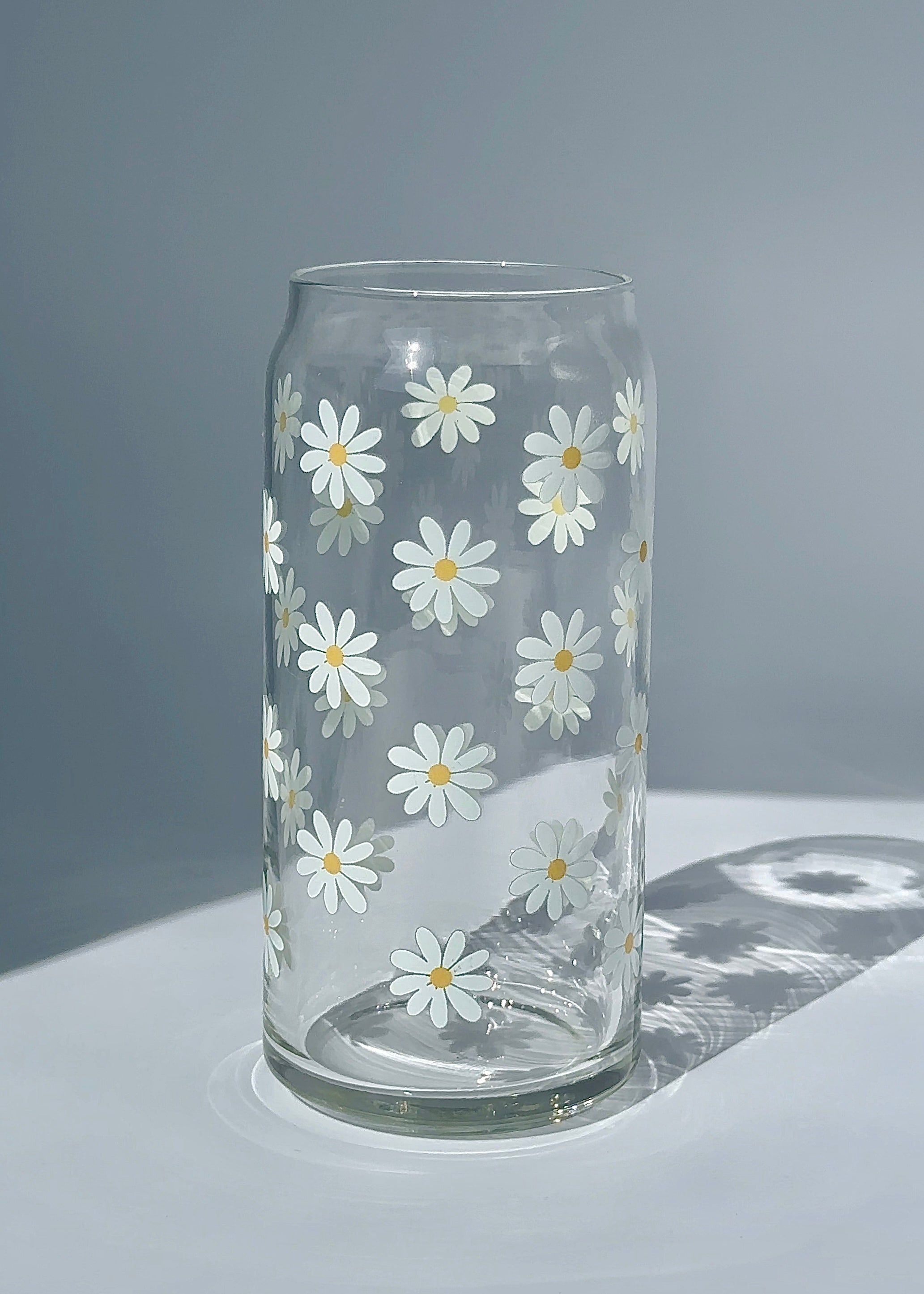 White Daisy Glass Can - 20 oz Minimalist Iced Coffee Cup with Floral Design | Perfect for Iced Coffee, Cold Brew, Smoothies & Home Decor