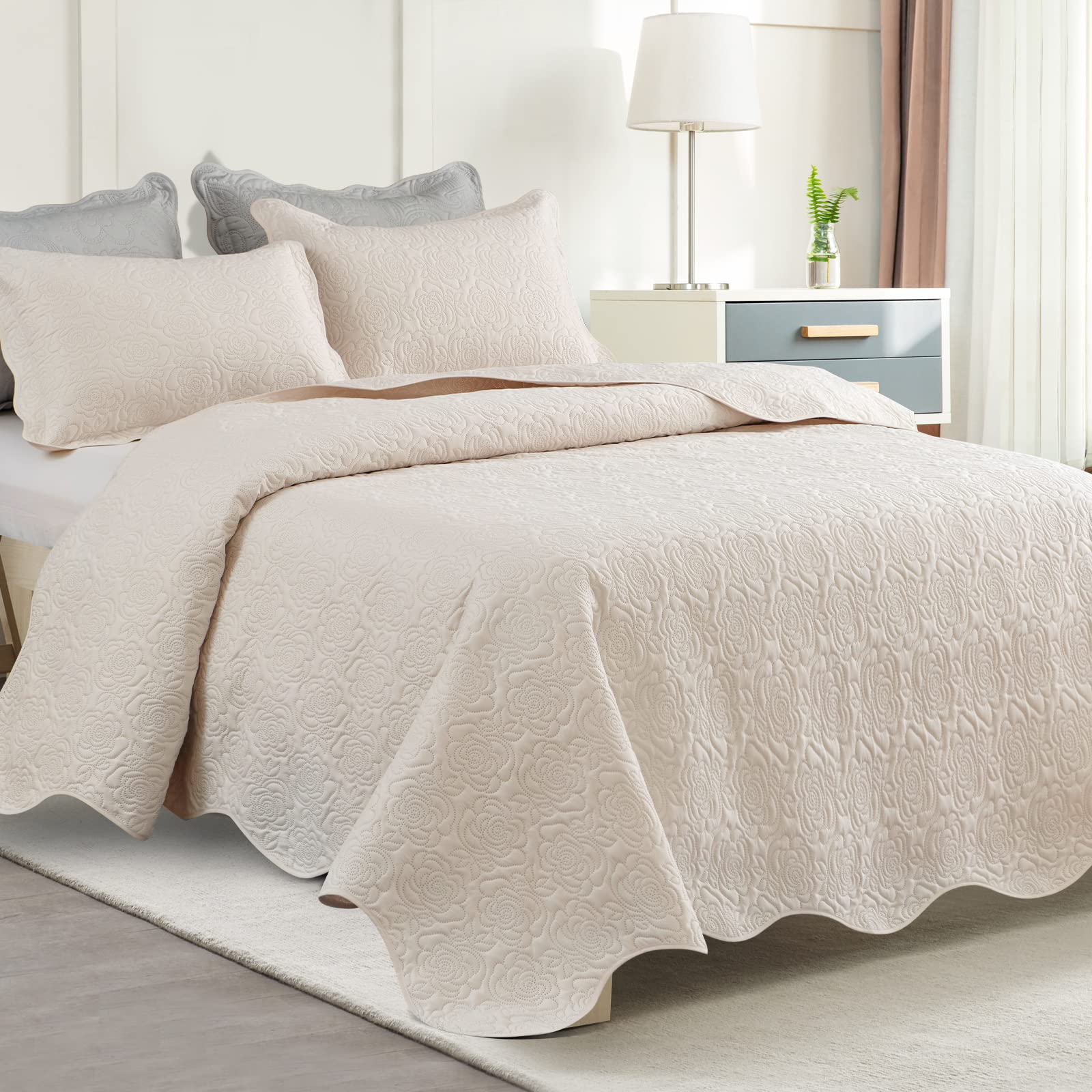 Auemtyn King Size Beige Quilt Set - Lightweight Reversible Microfiber Comforter & 2 Pillow Shams | All-Season Bedding for Master Bedroom, Guest Room & Dorm | Soft Breathable Bedspread Coverlet