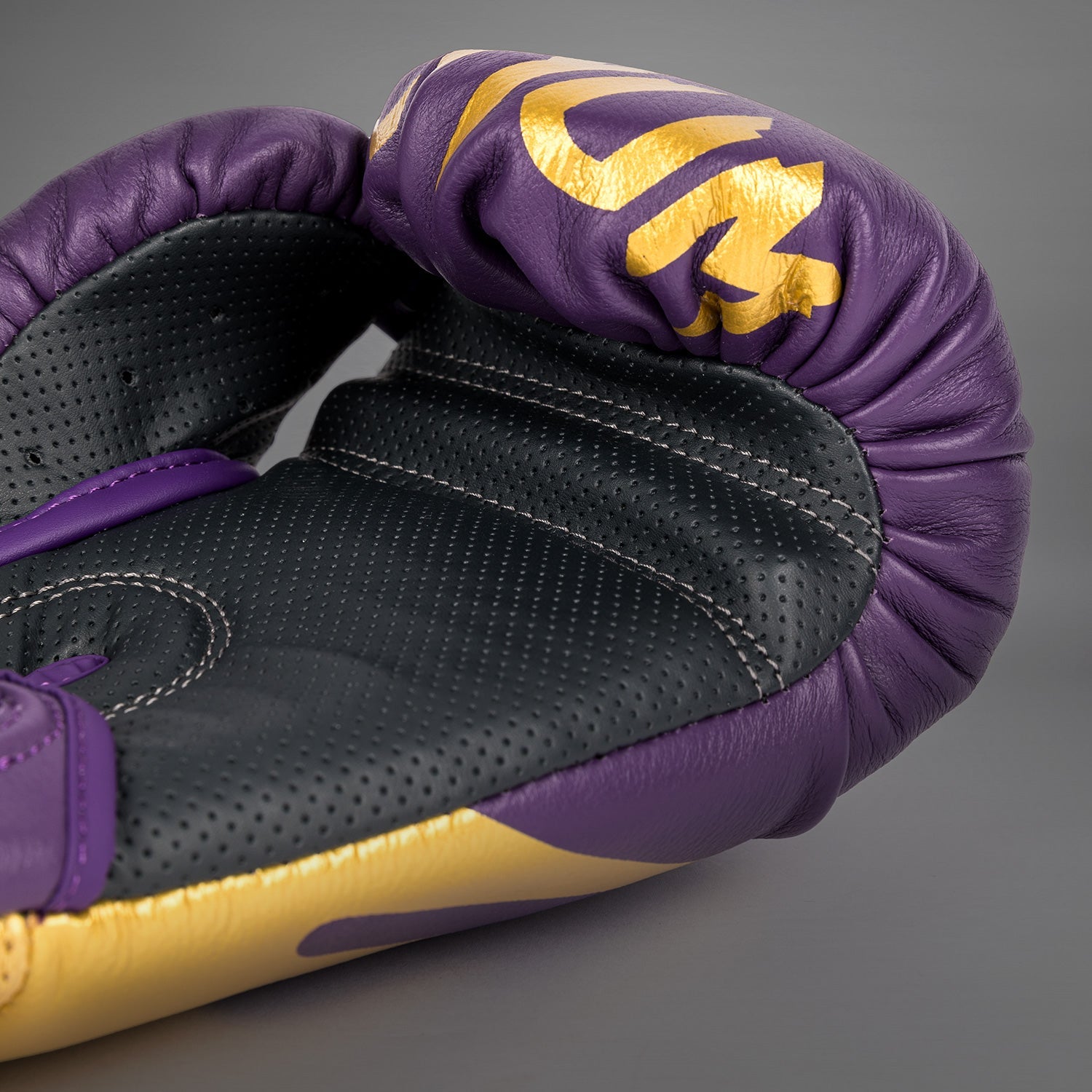 Venum Reverso Boxing Gloves for Men & Women - Premium Dark Purple/Gold Training Gloves for MMA, Muay Thai, Kickboxing & Fitness - Ideal for Sparring, Bag Work & Heavy Bag Training