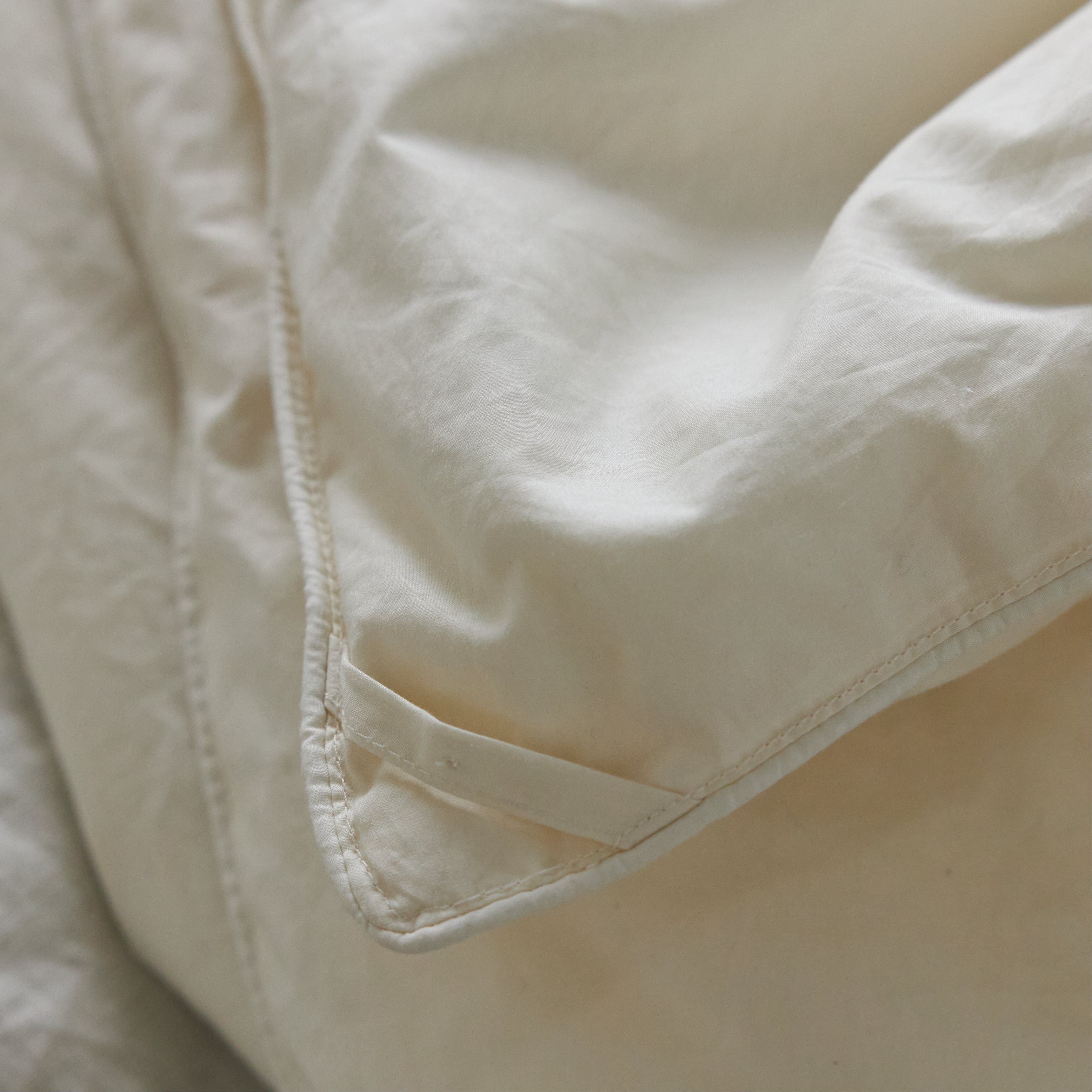 Luxury 100% Mulberry Silk Duvet Insert - All Seasons Queen/King Size - Hypoallergenic & Temperature Regulating for Ultimate Comfort - Perfect for Bedroom, Guest Room & Hotel Use