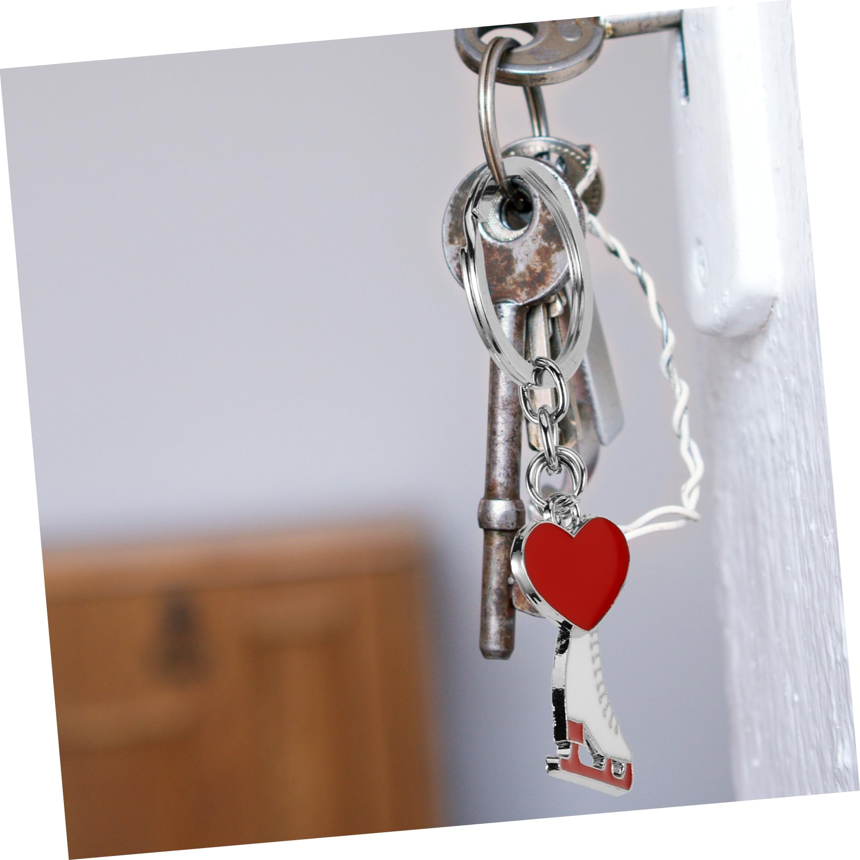 BCOATH Ice Skating Skates Keychain - Stainless Steel Key Holder for Women & Men - Fashionable Winter Sports Accessory - Perfect for Ski Jackets, Backpacks, and Gift Giving