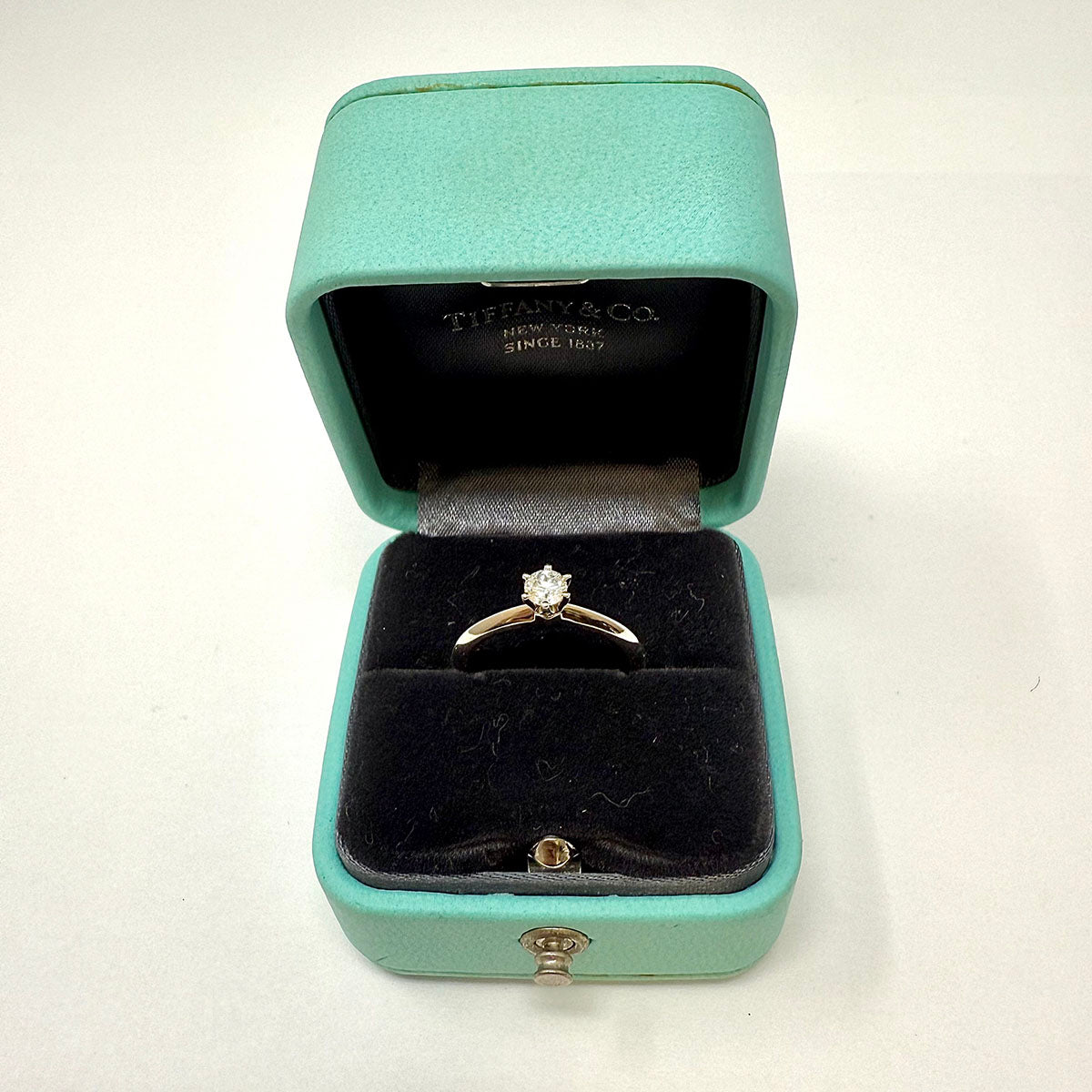 Tiffany & Co. Diamond Engagement Ring for Women - 18K White Gold Solitaire Wedding Band with Sparkling Round Cut Diamond - Perfect for Proposals, Anniversaries & Special Occasions