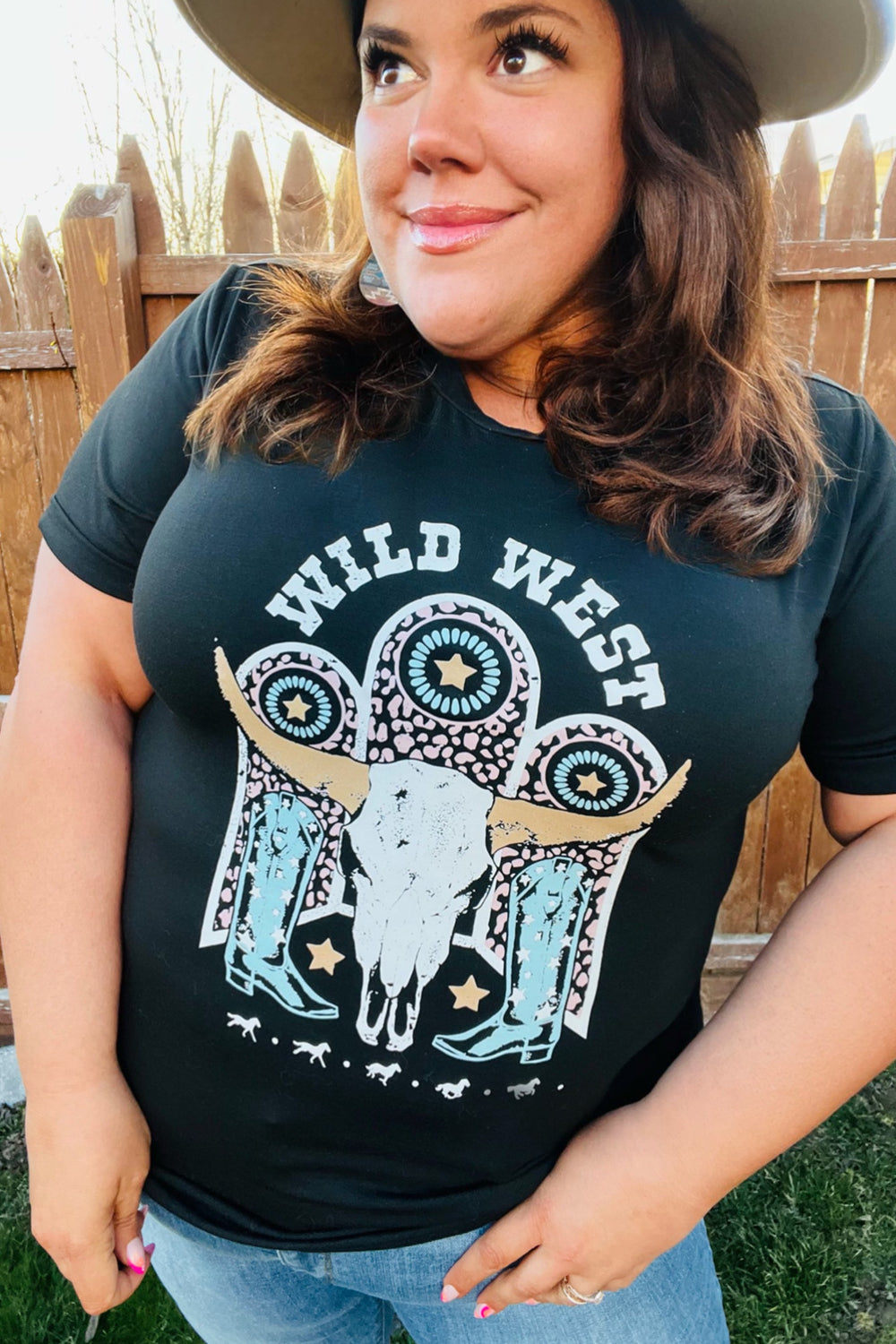Wild West Graphic Cotton T-Shirt for Men & Women - Vintage Western Style Black Tee - Perfect for Casual Wear, Cowboy Parties & Western Themed Events