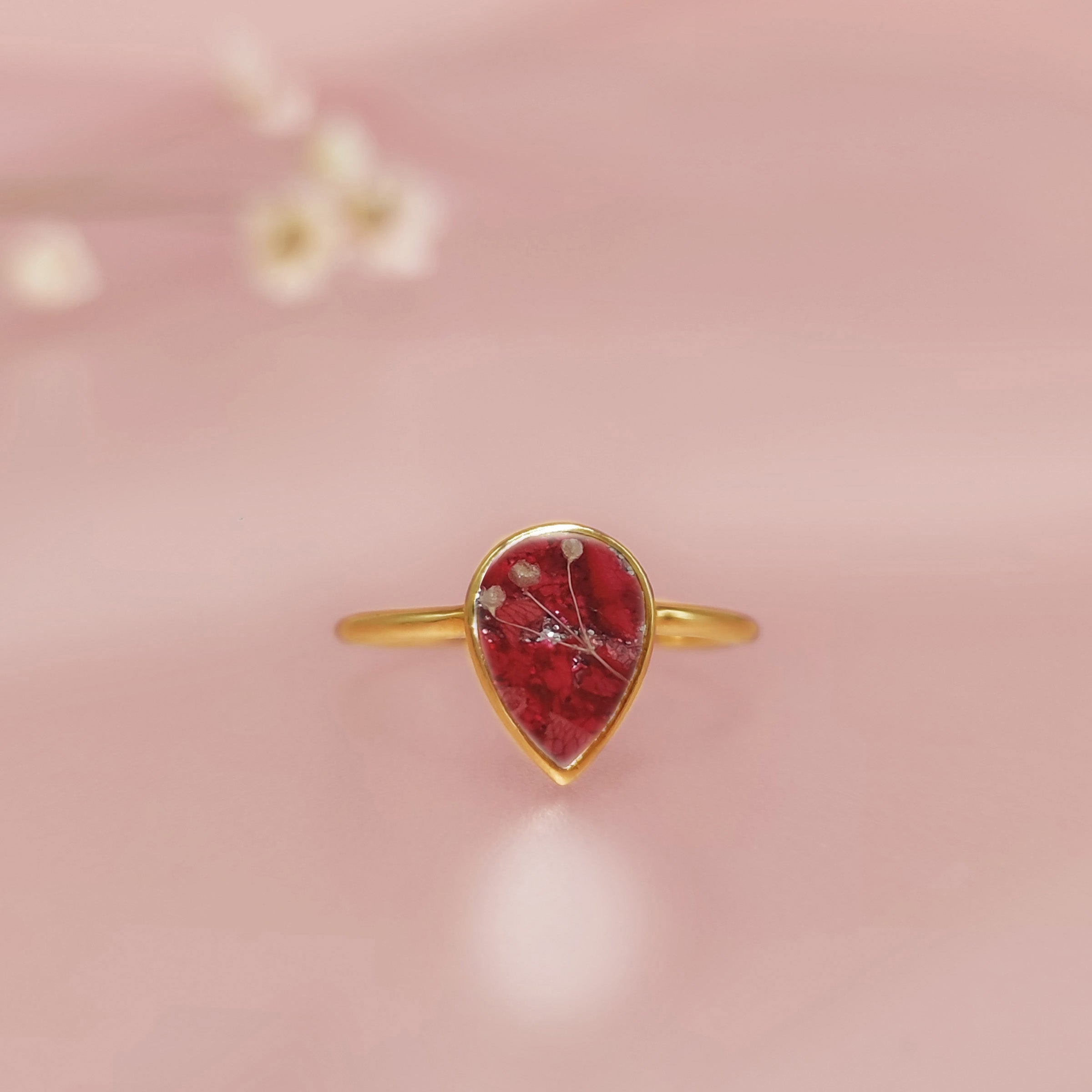 Solid Gold Teardrop Ring with Dried Wedding or Funeral Flowers - Elegant Memorial Jewelry for Remembrance and Special Occasions