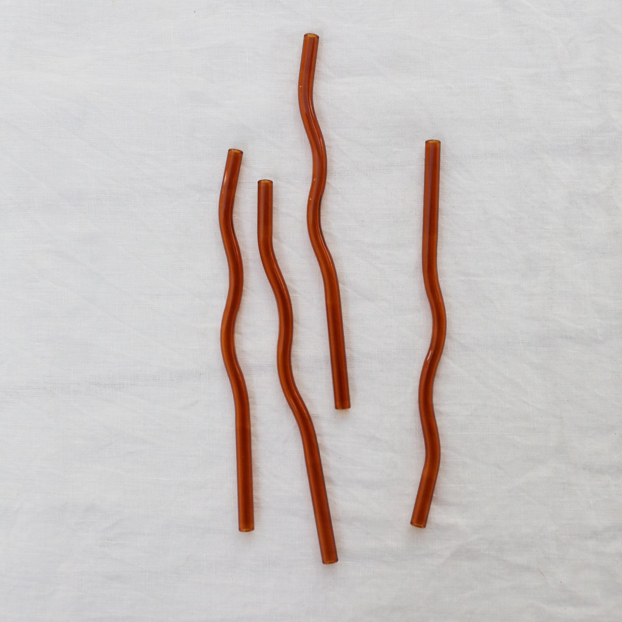 DESIGNSTUFF Curve Glass Straw Set of 4 - Reusable Cinnamon-Colored Drinking Straws for Smoothies, Iced Coffee & Cocktails - Eco-Friendly & Dishwasher Safe