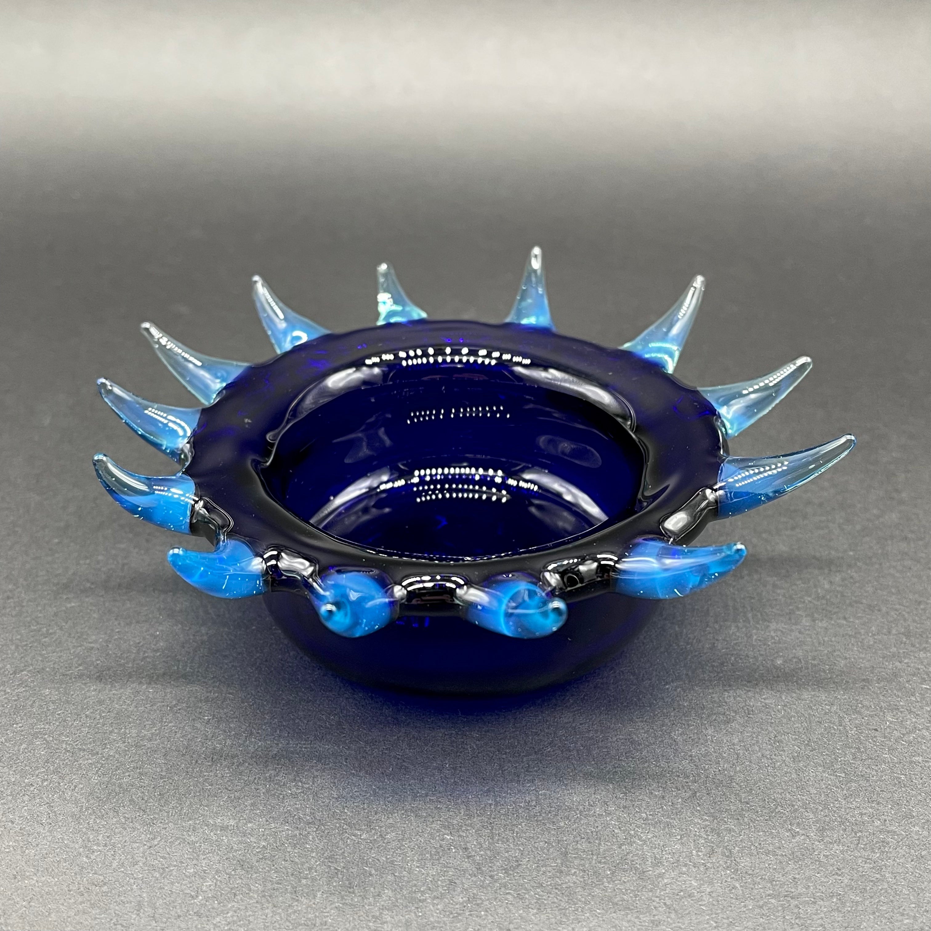 Premium Spiky Cactus-Shaped Ashtray - Durable Metal Outdoor/Indoor Smoking Accessory for Home, Office, Patio & Garden Use