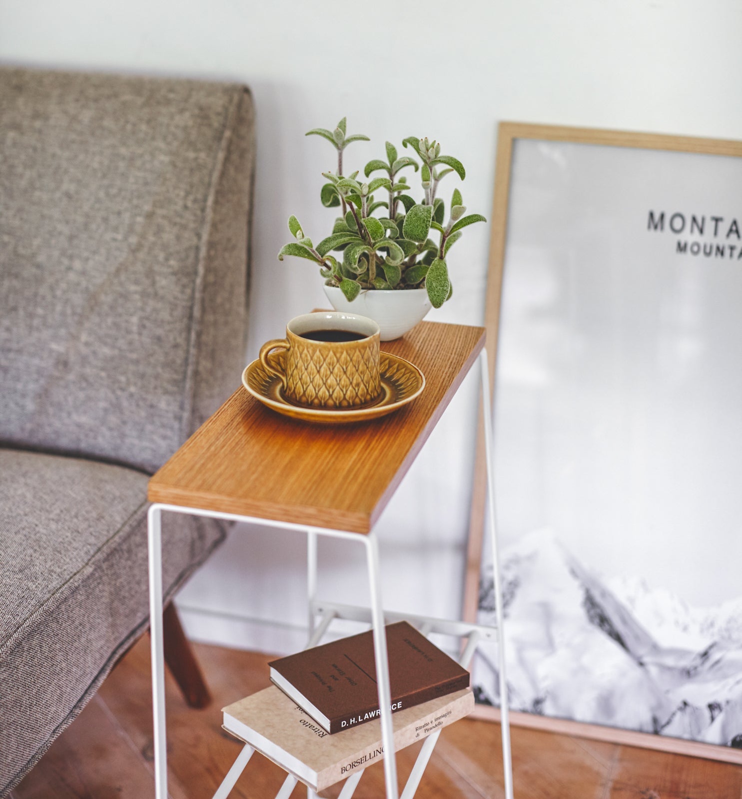 Modern End Table - 22 Inch Height - Sturdy Steel & Wood Construction - Perfect for Living Room, Bedroom, or Office Side Table
