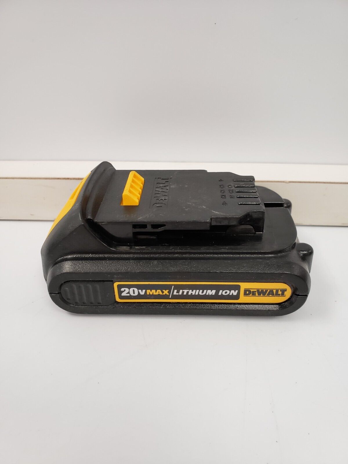 DEWALT DCB207 20V MAX Lithium-Ion Battery Pack - Compatible with DEWALT 20V Tools - Power Drills, Saws, Flashlights & More - Ideal for Construction, DIY Projects & Home Improvement