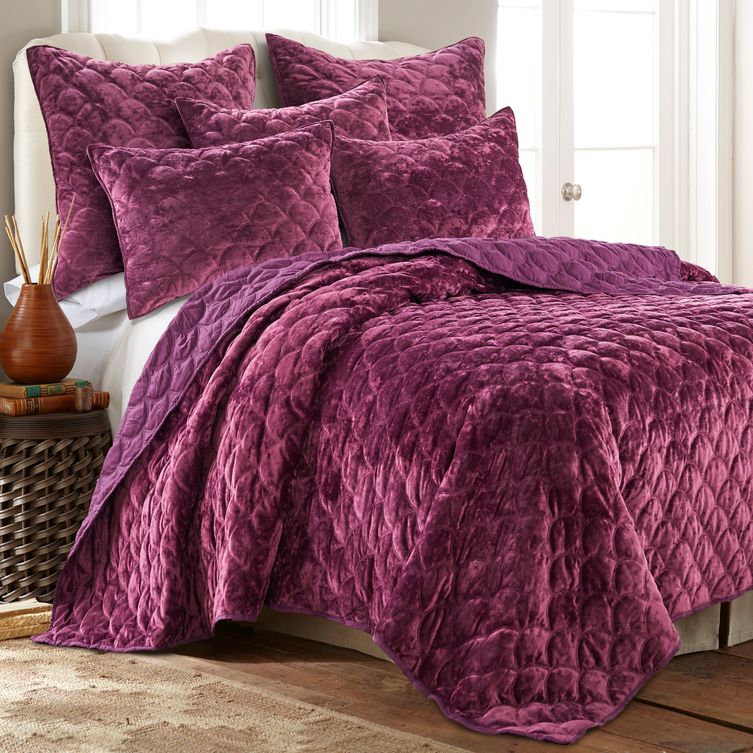 Ellora Plum Velvet Quilt - Luxurious Soft Bedding Set, Queen Size Purple Velvet Comforter for Cozy Bedroom Decor | Perfect for Winter Warmth & Elegant Home Styling