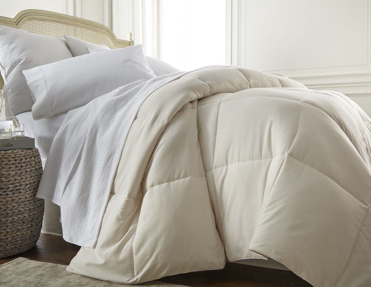 Luxury Soft & Lightweight Down Alternative Queen Comforter Set (3-Piece) - Premium Linen Bedding for a Cozy & Elegant Bedroom - Includes Comforter & 2 Pillow Shams - Perfect for Master Bedrooms, Guest Rooms & Hotel Style Decor