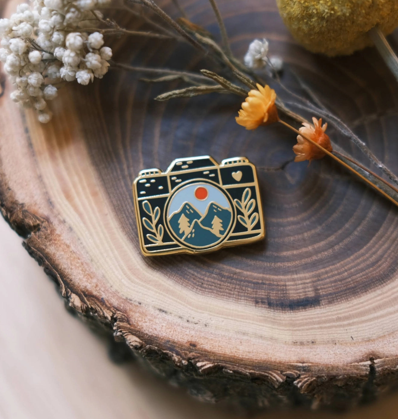 Vintage Camera Enamel Pin - Cute Retro Photography Accessory for Backpacks, Jackets & Hats | Perfect Gift for Photographers & Film Lovers
