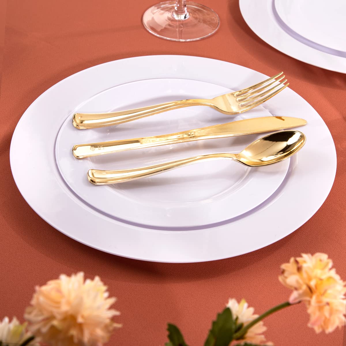 U-QE 150-Piece White Plastic Disposable Plates & Cutlery Set - 30 Dinner Plates, 30 Dessert Plates, 30 Gold Plastic Forks, Knives, Spoons - Perfect for Weddings, Parties, Picnics & Outdoor Events