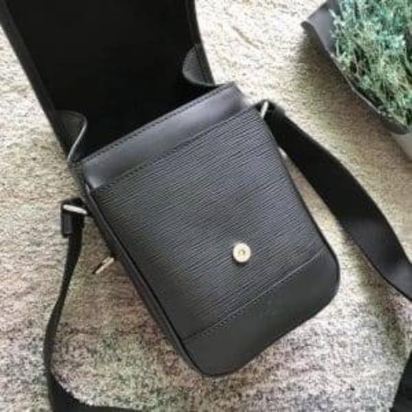 Authentic LV Epi Leather Messenger Bag in Black - Stylish & Durable for Work, Travel & Everyday Use (2017 Collection)
