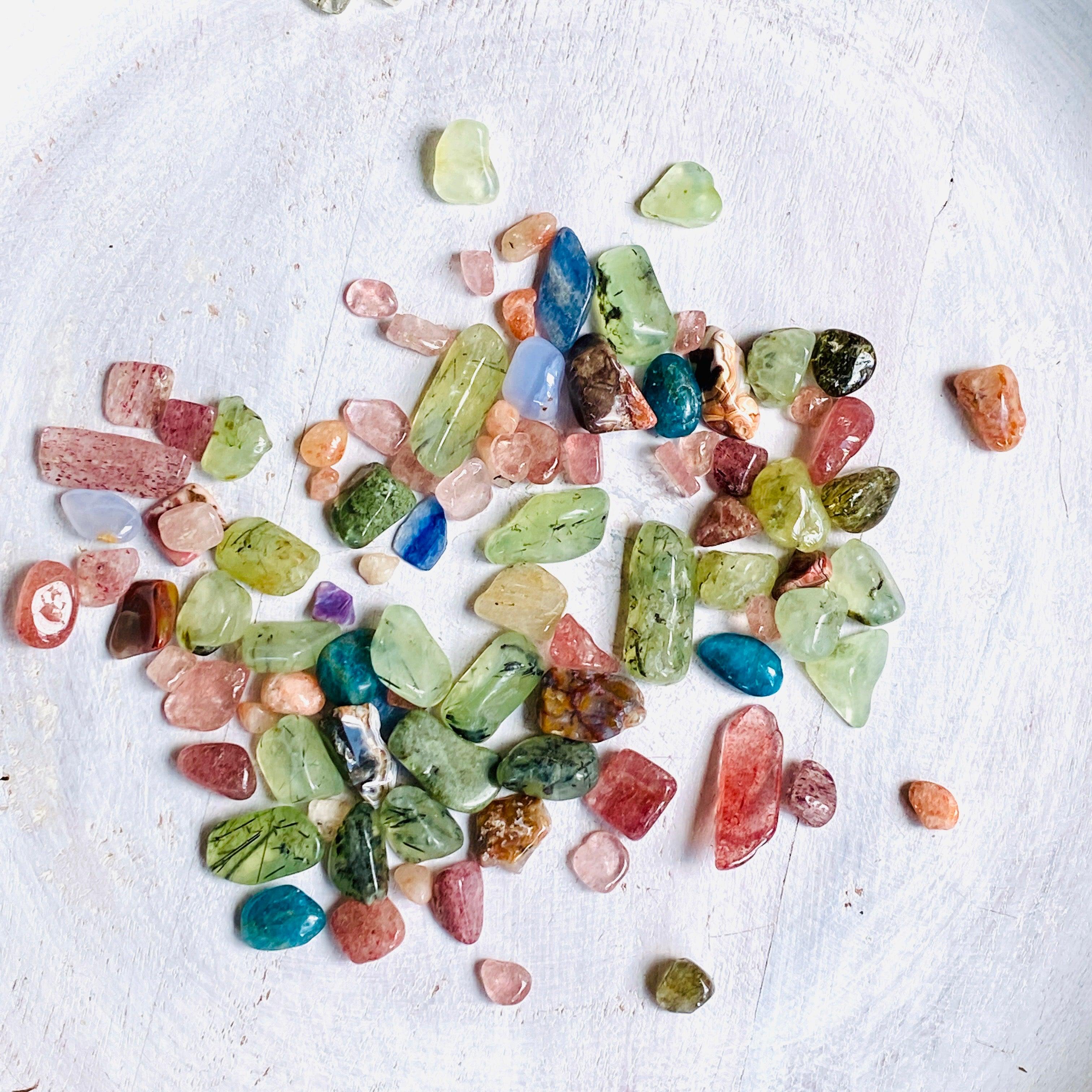 Mixed Mini Gemstones Crystal Confetti for Weddings, Parties & DIY Crafts – Natural Sparkling Decoration