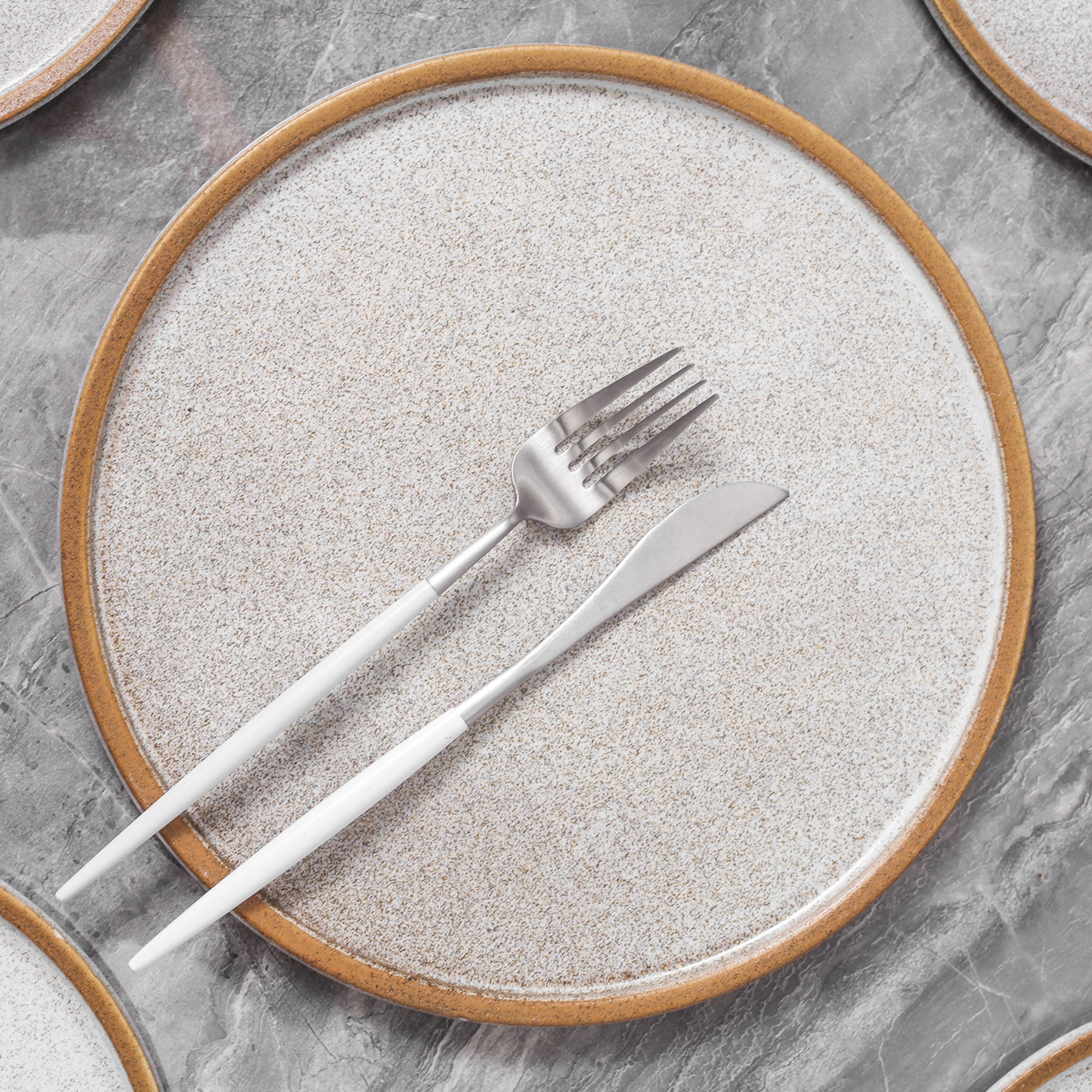Vince Stoneware Dinner Plate - Brown Ceramic Plate for Dining, Kitchen & Restaurant Use - Elegant & Durable Tableware for Everyday Meals & Special Occasions