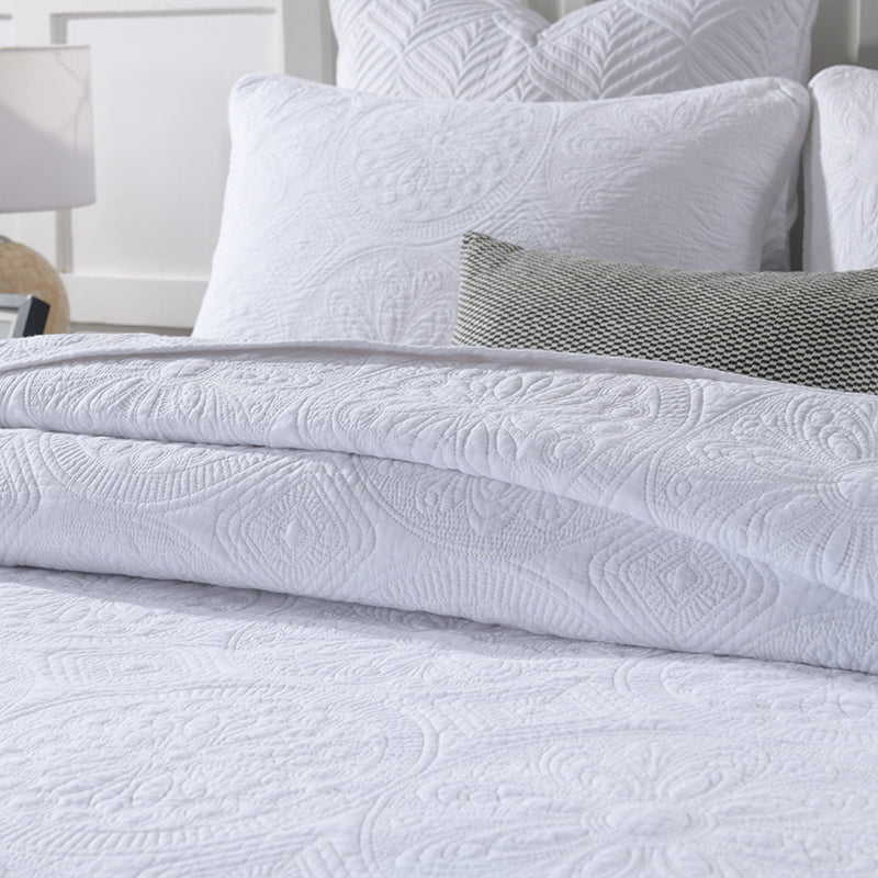 Alban Reversible 3-Piece Medallion Quilt Set - King Size Bedding with Matching Pillow Shams - Luxury Quilted Coverlet for Master Bedroom Decor