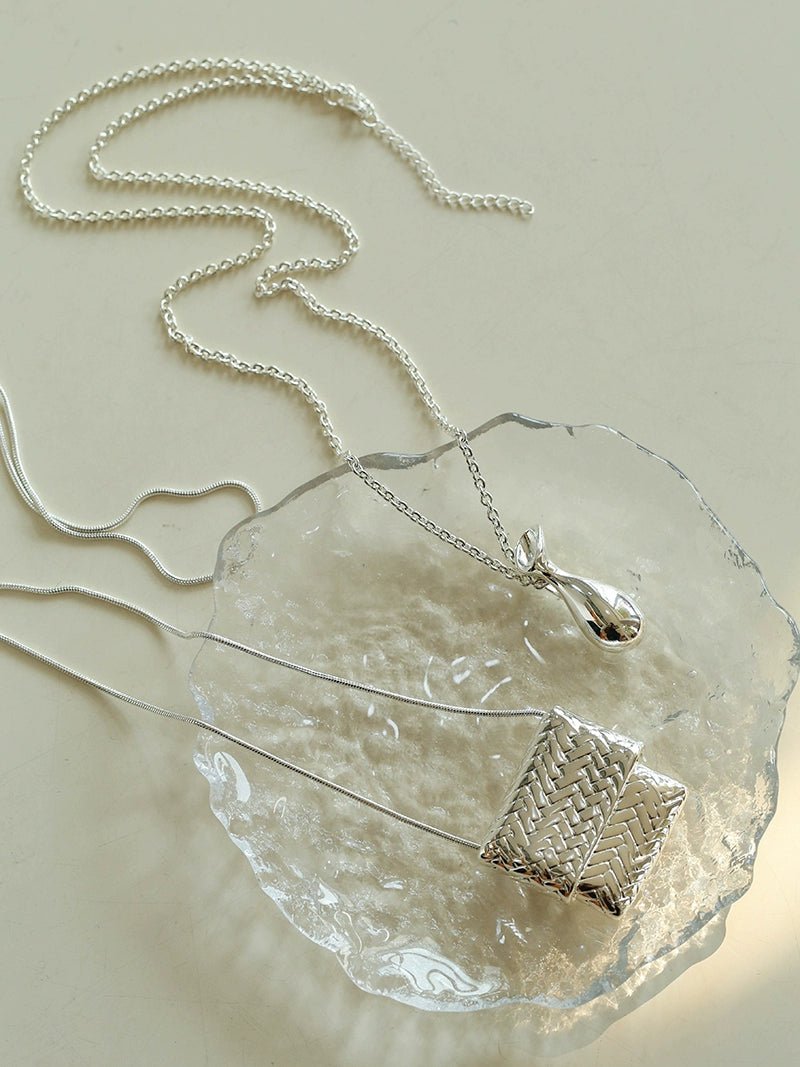 Vintage Woven Crossbody Bag with Elegant Glass Water Bottle & Bohemian Long Necklace Set - Perfect for Travel, Beach Outings and Boho Fashion Accessories
