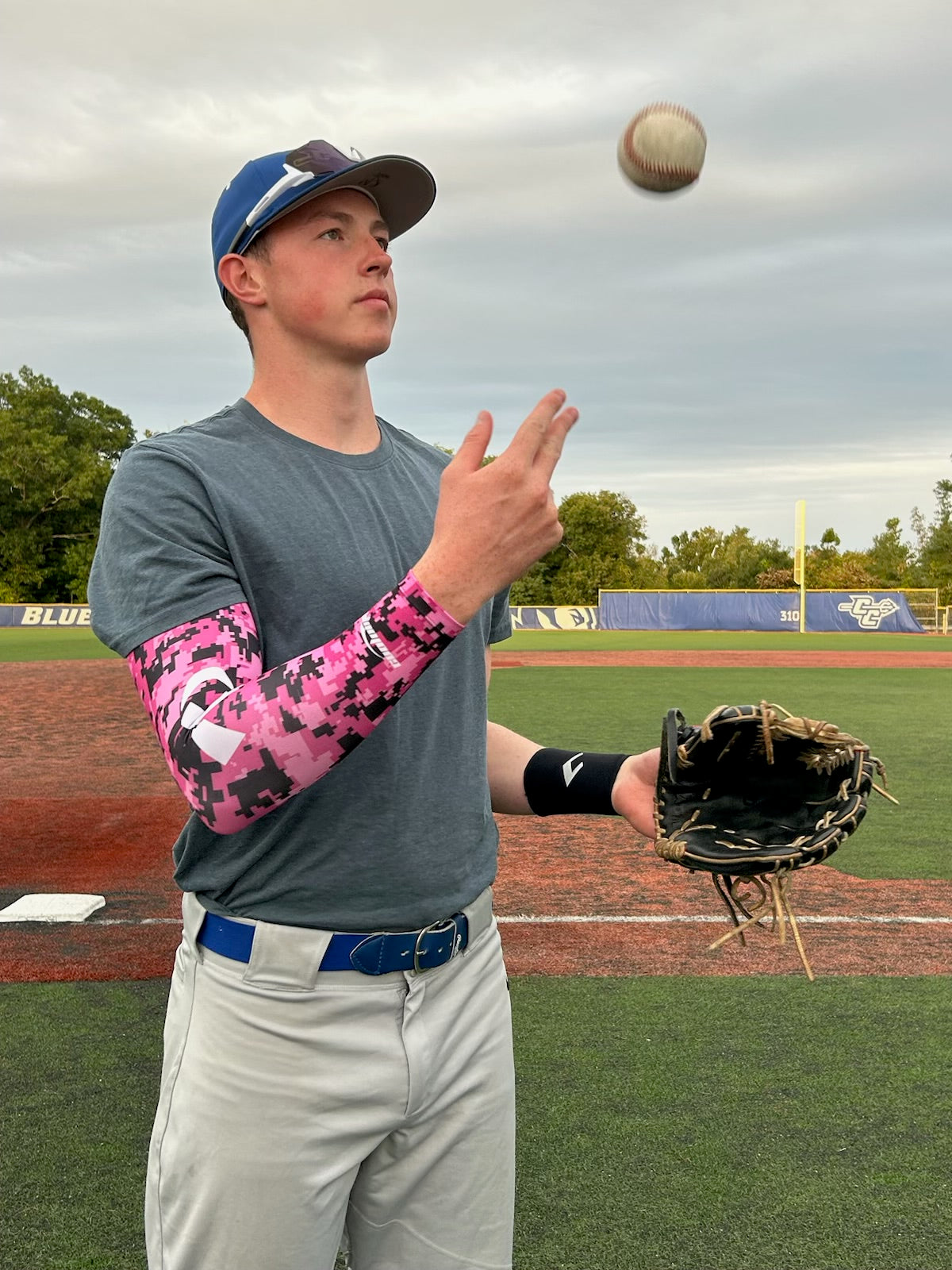 COOLOMG Compression Arm Sleeves for Sports - Breathable UV Protection Arm Sleeves for Men & Women, Youth & Adults - Perfect for Football, Basketball, Volleyball, Baseball, Softball & Outdoor Activities