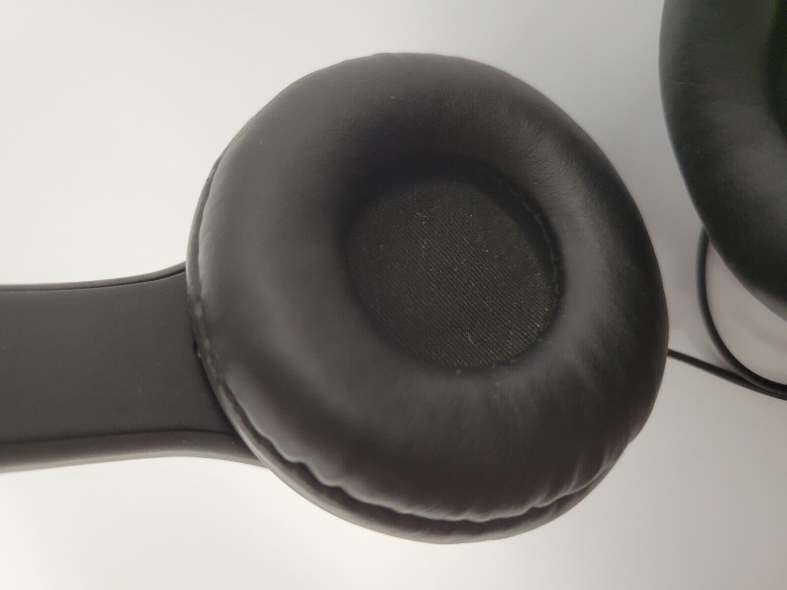 No Name Headphones - Wireless Bluetooth Earbuds with Noise Cancelling, HD Sound for Gym, Running, Travel & Work (Model 69332)