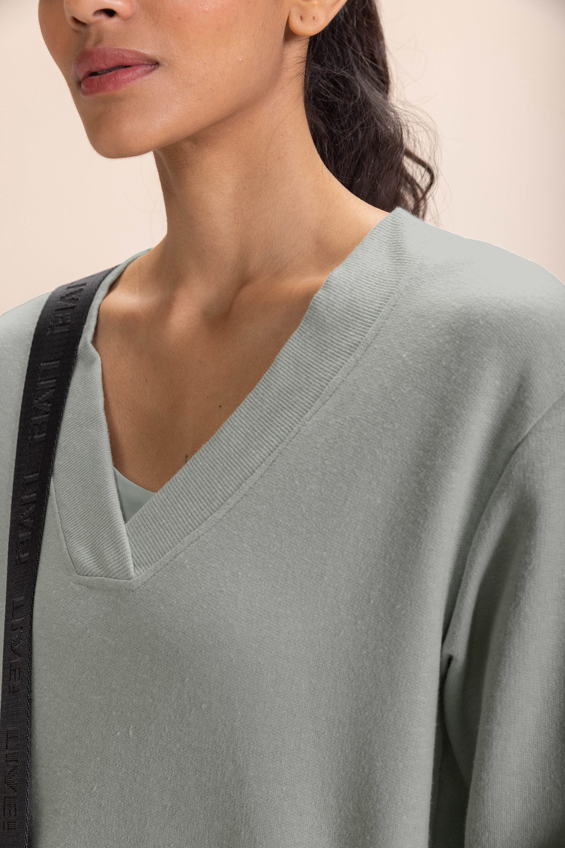 Rino Stone Cropped Sweatshirt for Women - Trendy Oversized Pullover Hoodie with Front Pocket | Perfect for Casual Outfits, Streetwear Fashion & Loungewear