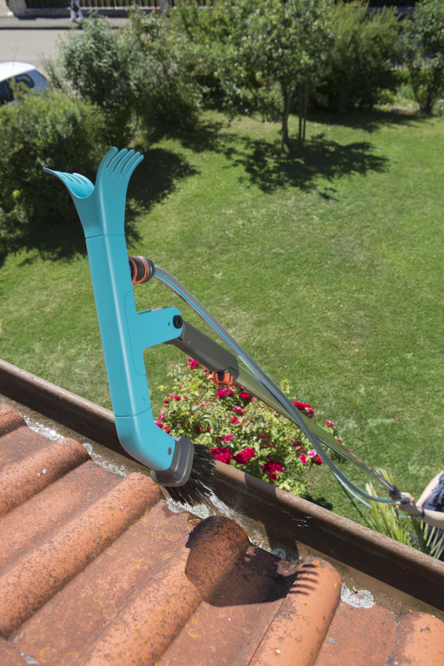 Gardena 3651-20 Combisystem Gutter Cleaner with Water Connection - Easy Roof & Gutter Cleaning Tool - Works With/Without Handle - German-Made for Home Maintenance