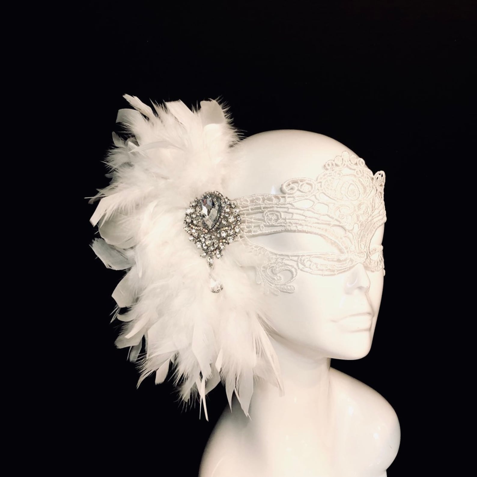 Elegant White Feather Mask for Masquerade Balls, Halloween Costumes, and Themed Parties – Perfect for Costume Accessories and Special Events