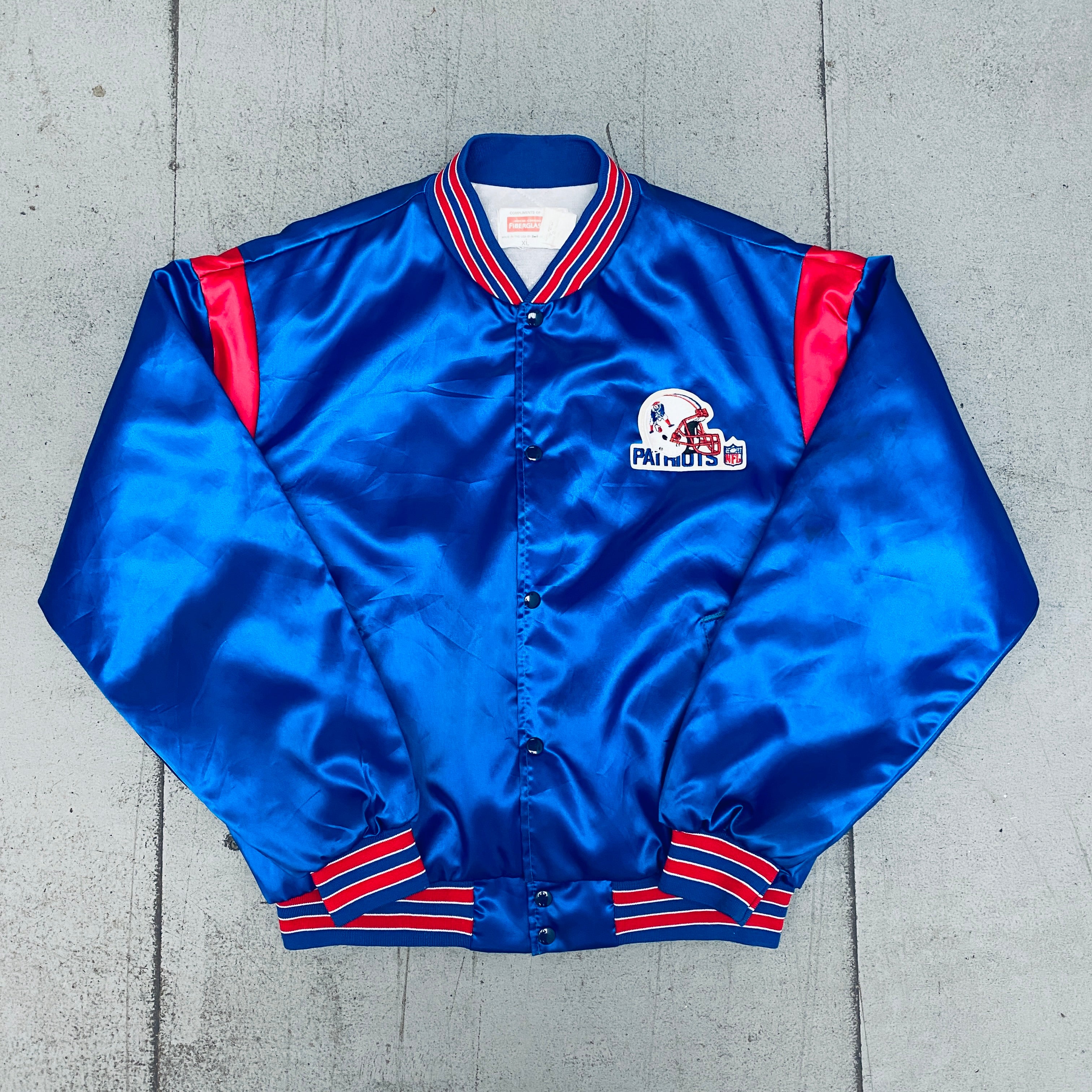 New England Patriots 1980s Vintage Satin Bomber Jacket for Men - Large/XL - Retro NFL Football Fan Apparel - Perfect for Game Day, Tailgating & 80s Themed Parties