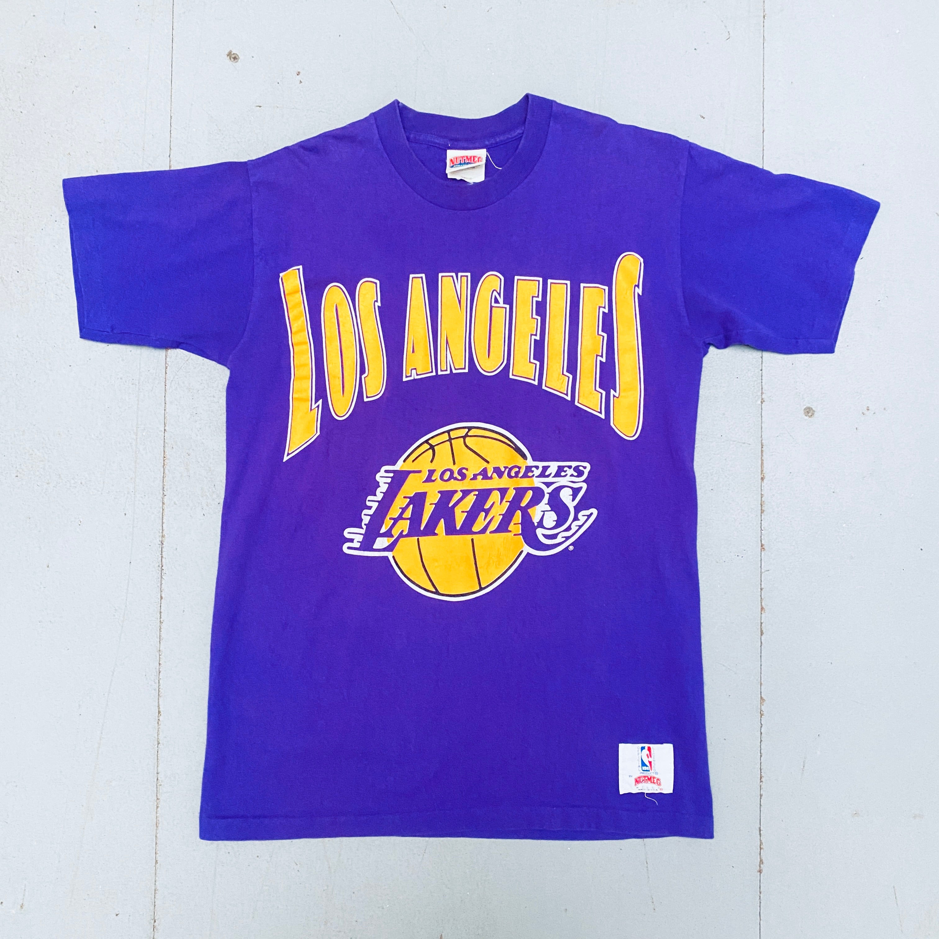 Los Angeles Lakers 1990s Vintage Graphic Spellout T-Shirt for Men - Retro NBA Basketball Fan Apparel for Casual Wear & Game Day Outfits