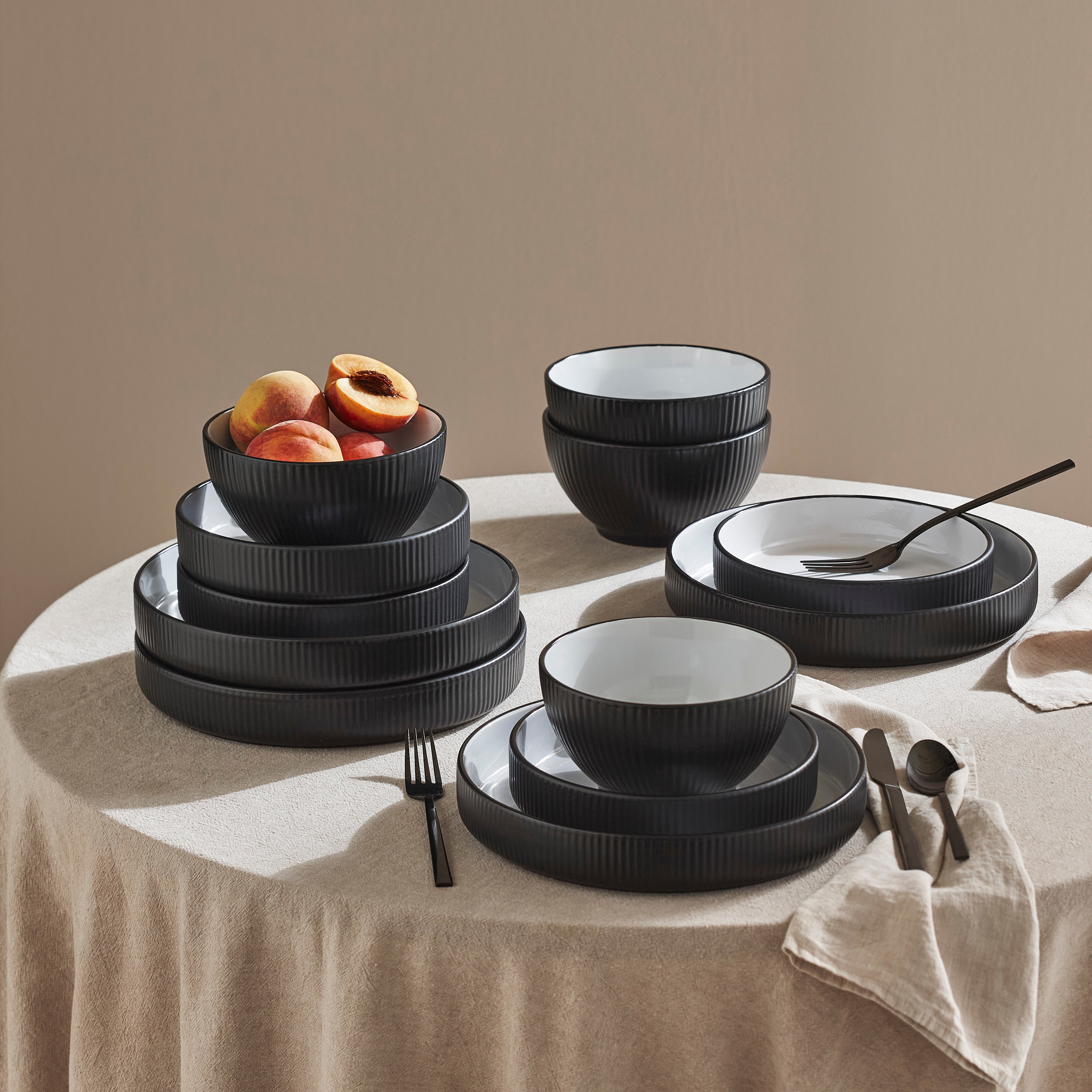 Premium Larosso Stoneware Dinnerware Set - 16-Piece Black & White Porcelain Plates, Bowls & Mugs - Elegant Dinner Set for Home, Restaurant & Special Occasions