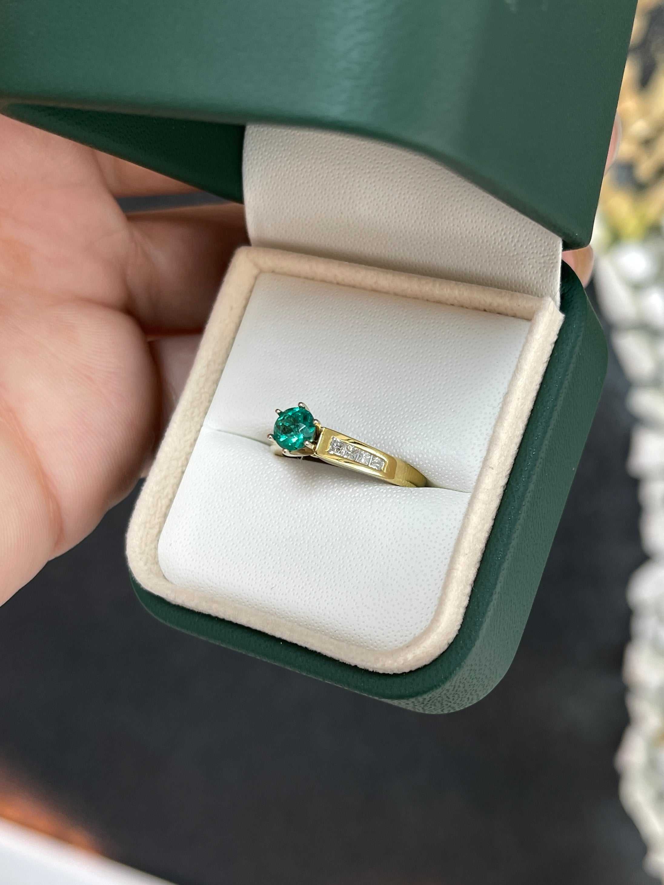 1.01tcw Round Emerald & Princess Cut Diamond Engagement Ring in 18K Gold - Perfect for Proposals, Anniversaries & Special Occasions