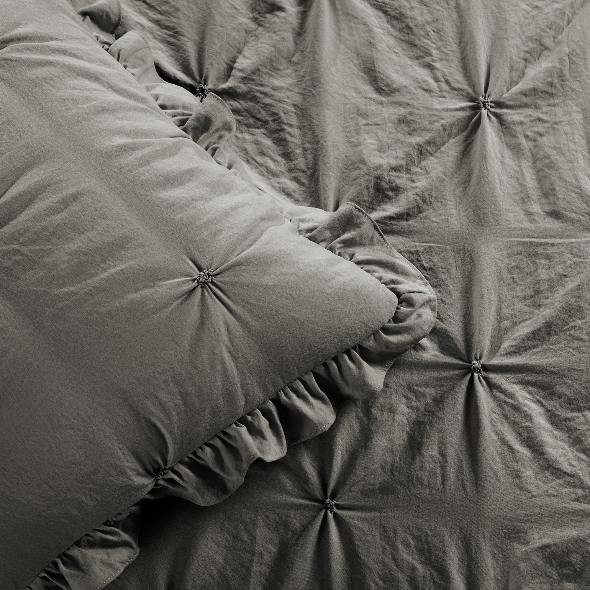 Ravello Pintuck Ruffle Skirt Bedspread Set - Elegant Queen Size Bedding with Ruffled Design for Master Bedroom Decor | Perfect for Guest Rooms, Hotels & Luxury Home Styling