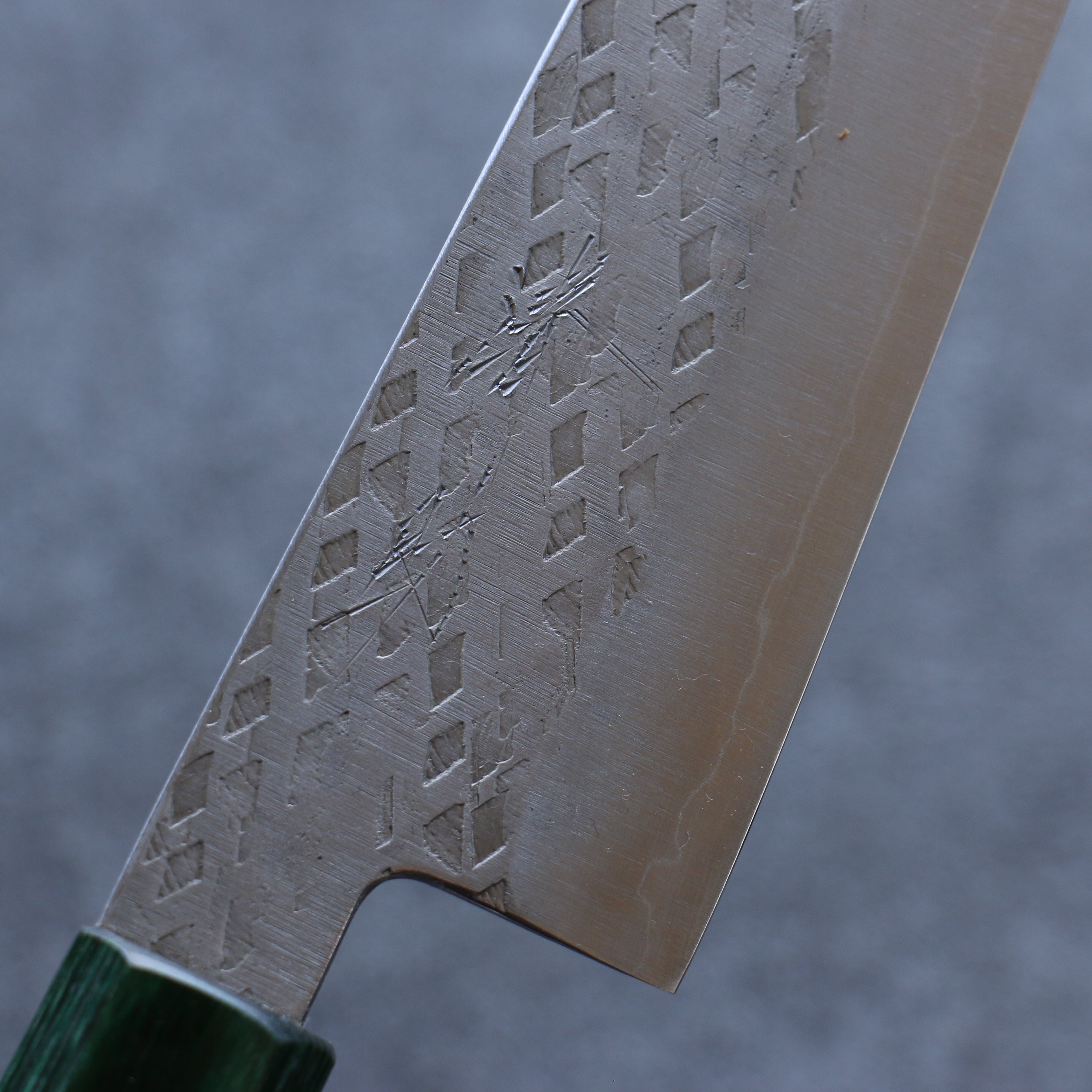 Seisuke Silver Steel No.3 Hammered Gyuto 210mm Japanese Chef Knife with Walnut & Double Green Pakka Wood Handle - Professional Kitchen Tool for Slicing, Dicing & Meat Cutting