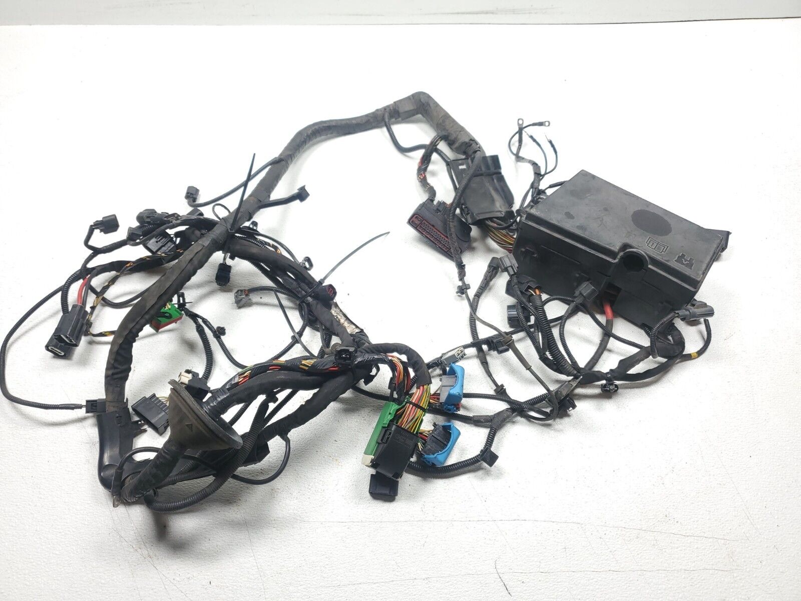 05-09 Volvo S40 2.4L Fuse Box & Wiring Harness OEM Replacement - Perfect for Electrical System Repairs & Maintenance