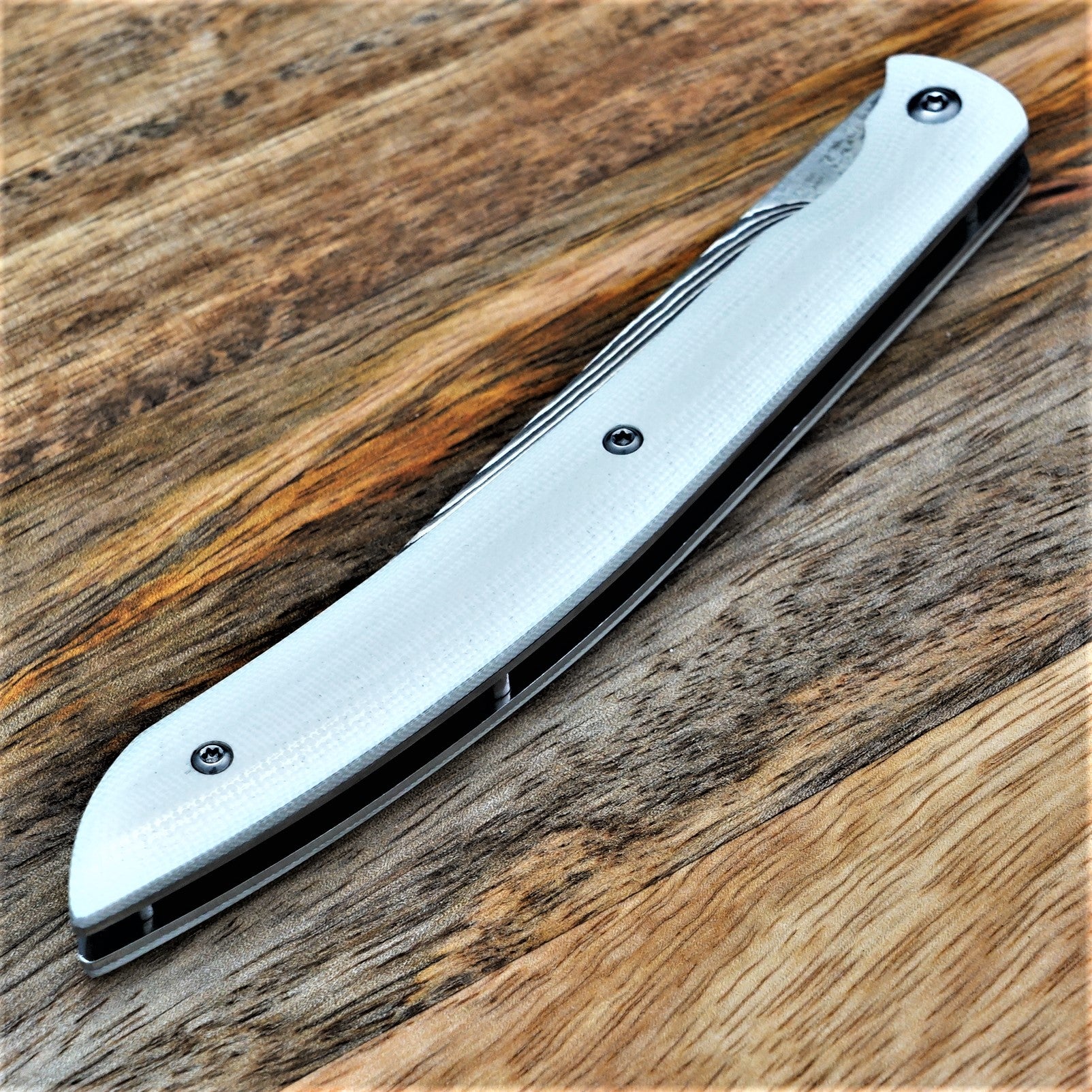 Premium Saji Takeshi SG2 Super Gold 2 Damascus Folding Steak Knife - White Handle Japanese Kitchen Knife for Steak, BBQ & Outdoor Dining - Perfect for Camping, Picnics & Fine Dining Experiences